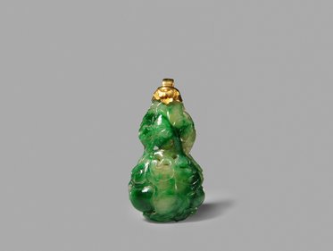 Eine grüne Jade-Flasche in Form einer stilisierten Vase mit detaillierter Oberfläche und goldener Kappe. Die Flasche zeigt geschwungene Linien und ein organisches Design, das die natürliche Textur von Jade betont.