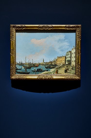 Gemälde eines Hafens mit vielen Booten, umgeben von Gebäuden. Im Hintergrund sind einige Wolken am Himmel zu sehen. Der Rahmen ist goldfarben und verziert. Der Hintergrund der Bildkomposition ist in dunklem Blau.