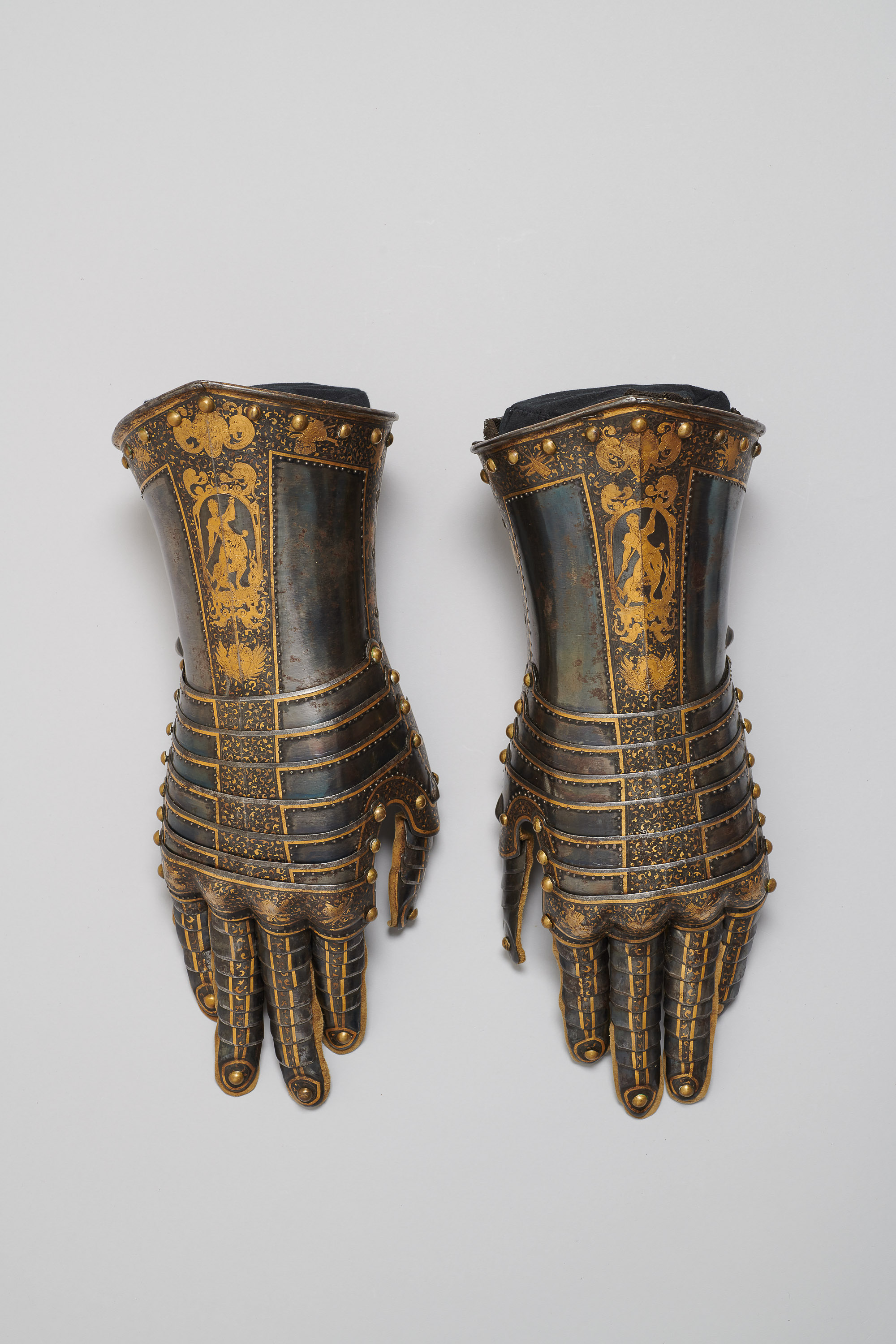 Ein Paar Fingerhandschuhe der Goldtauschierten Garnitur