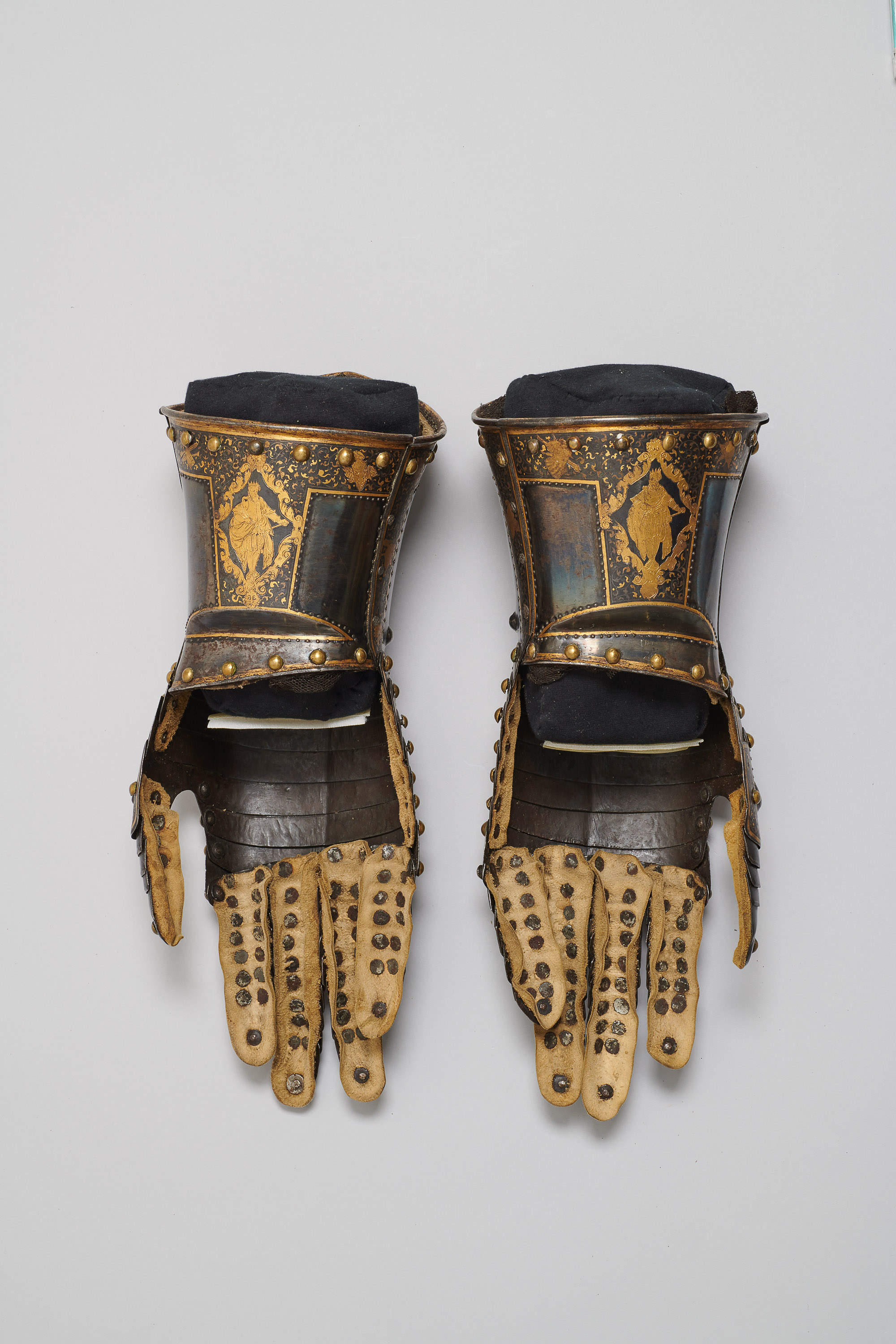 Ein Paar Fingerhandschuhe der Goldtauschierten Garnitur