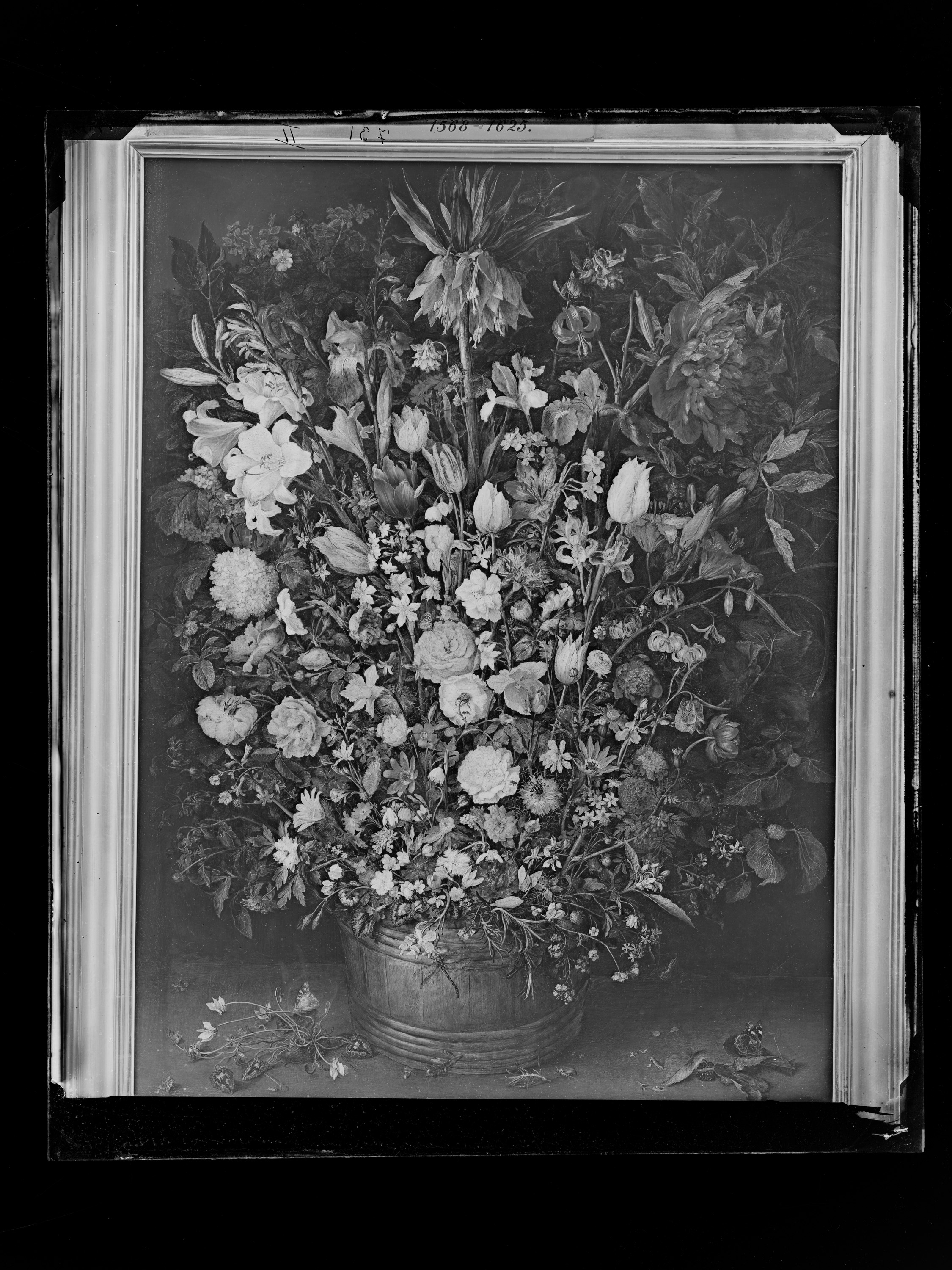 Großer Blumenstrauß in einem Holzgefäß