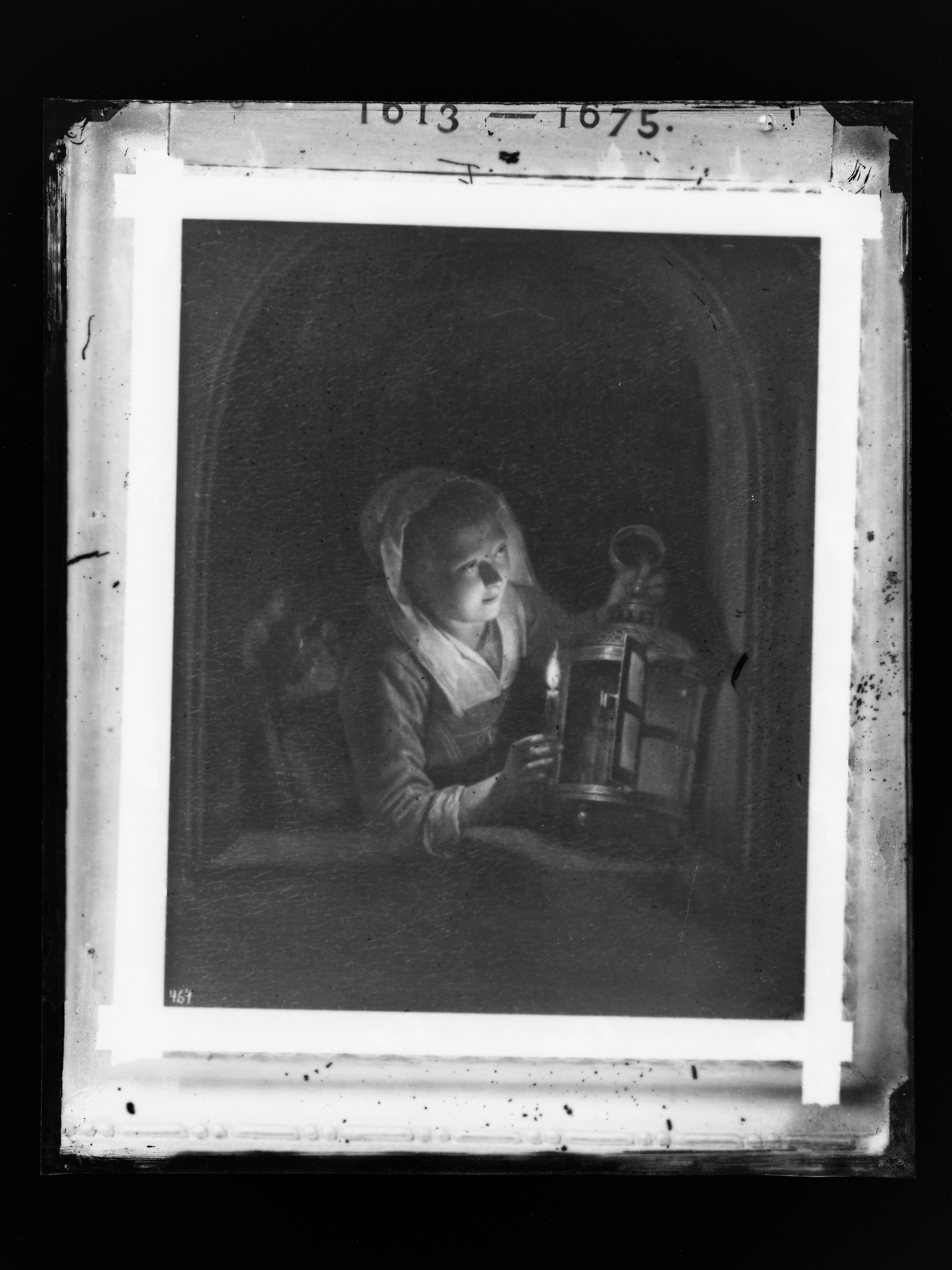 Mädchen am Fenster mit Laterne