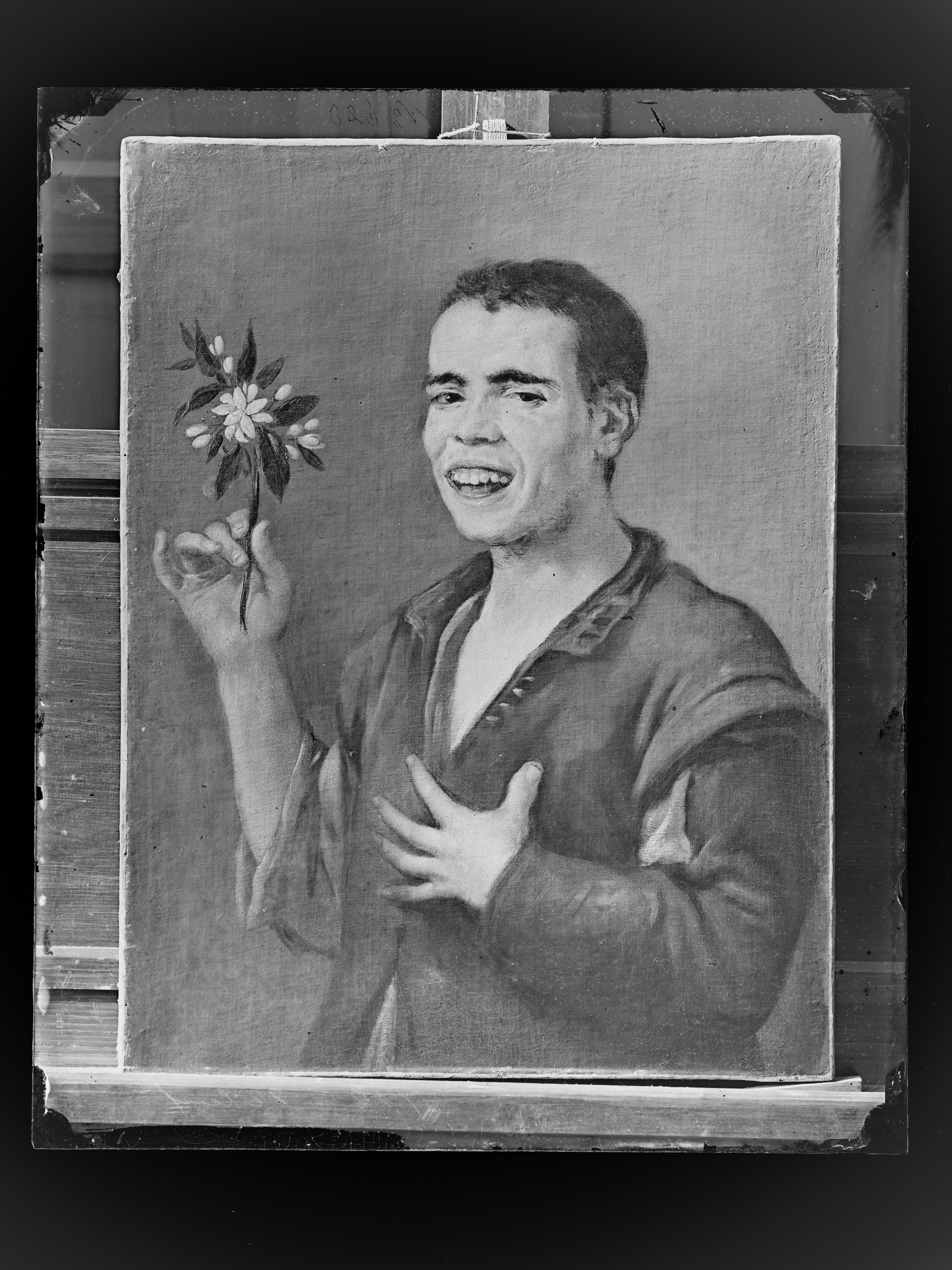 Lachender Bursche mit Orangenblüte