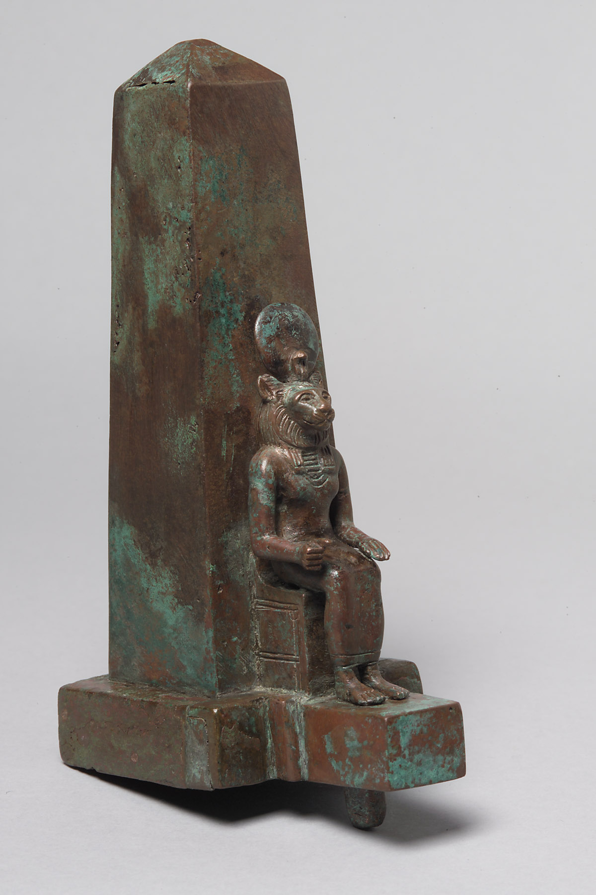 Obelisk mit löwenköpfiger Göttin