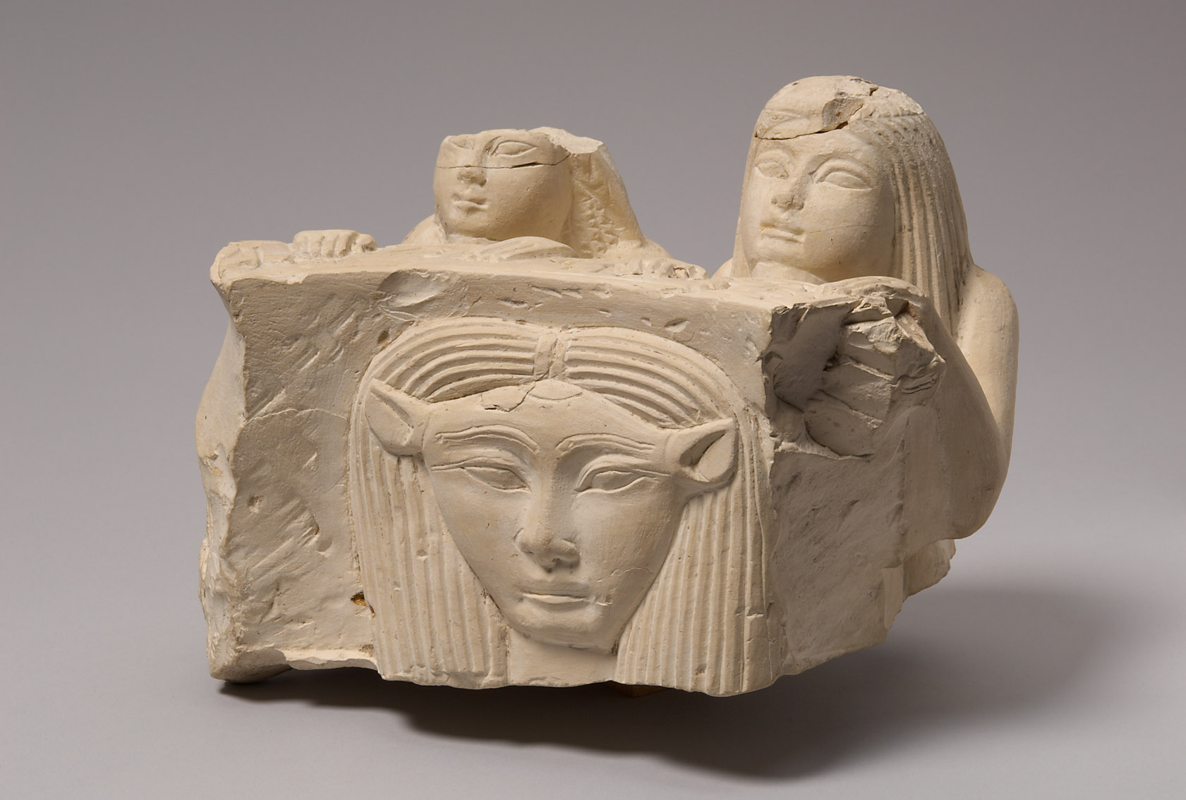 Fragment eines Hathorbeckens mit zwei Stifterfiguren