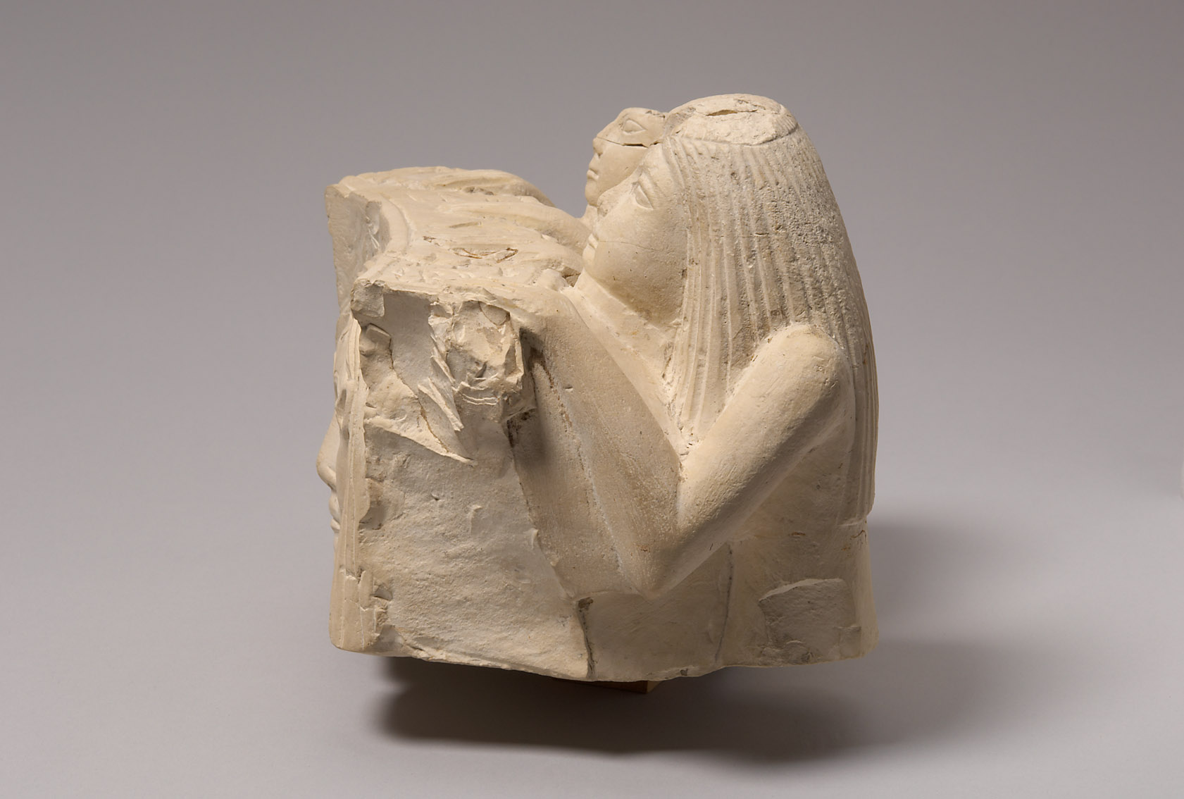 Fragment eines Hathorbeckens mit zwei Stifterfiguren