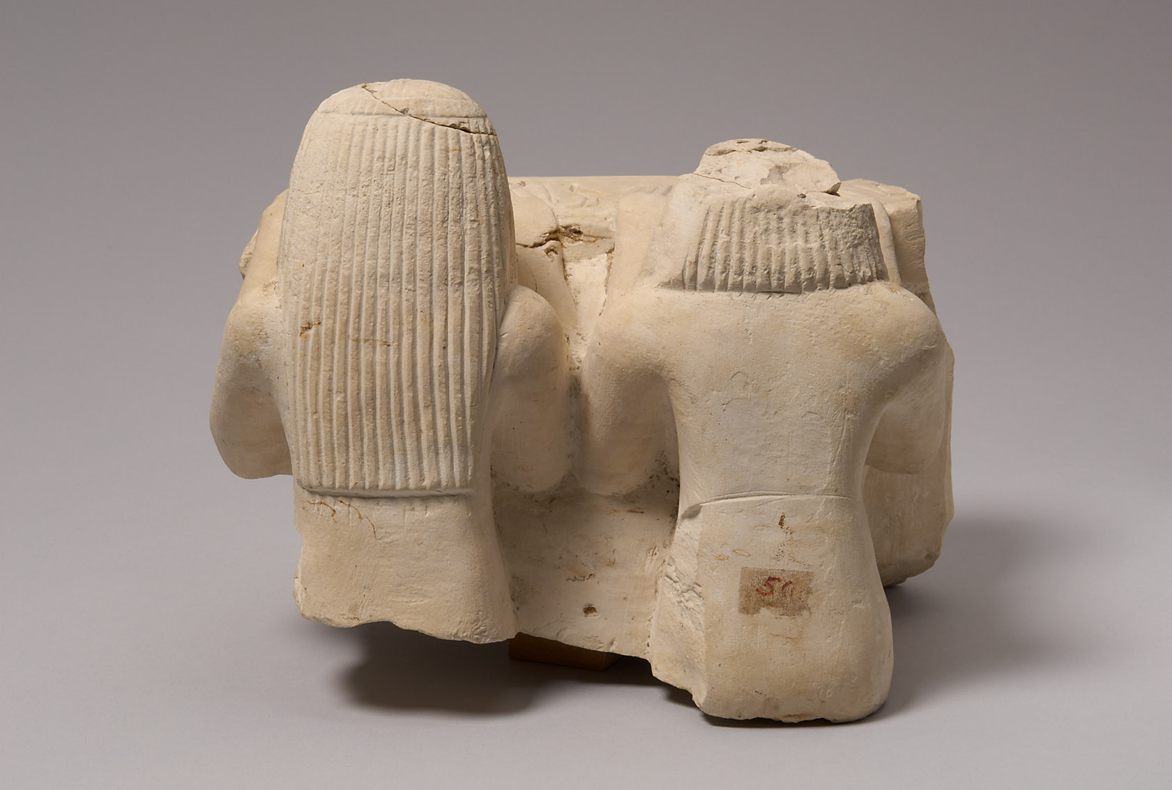Fragment eines Hathorbeckens mit zwei Stifterfiguren