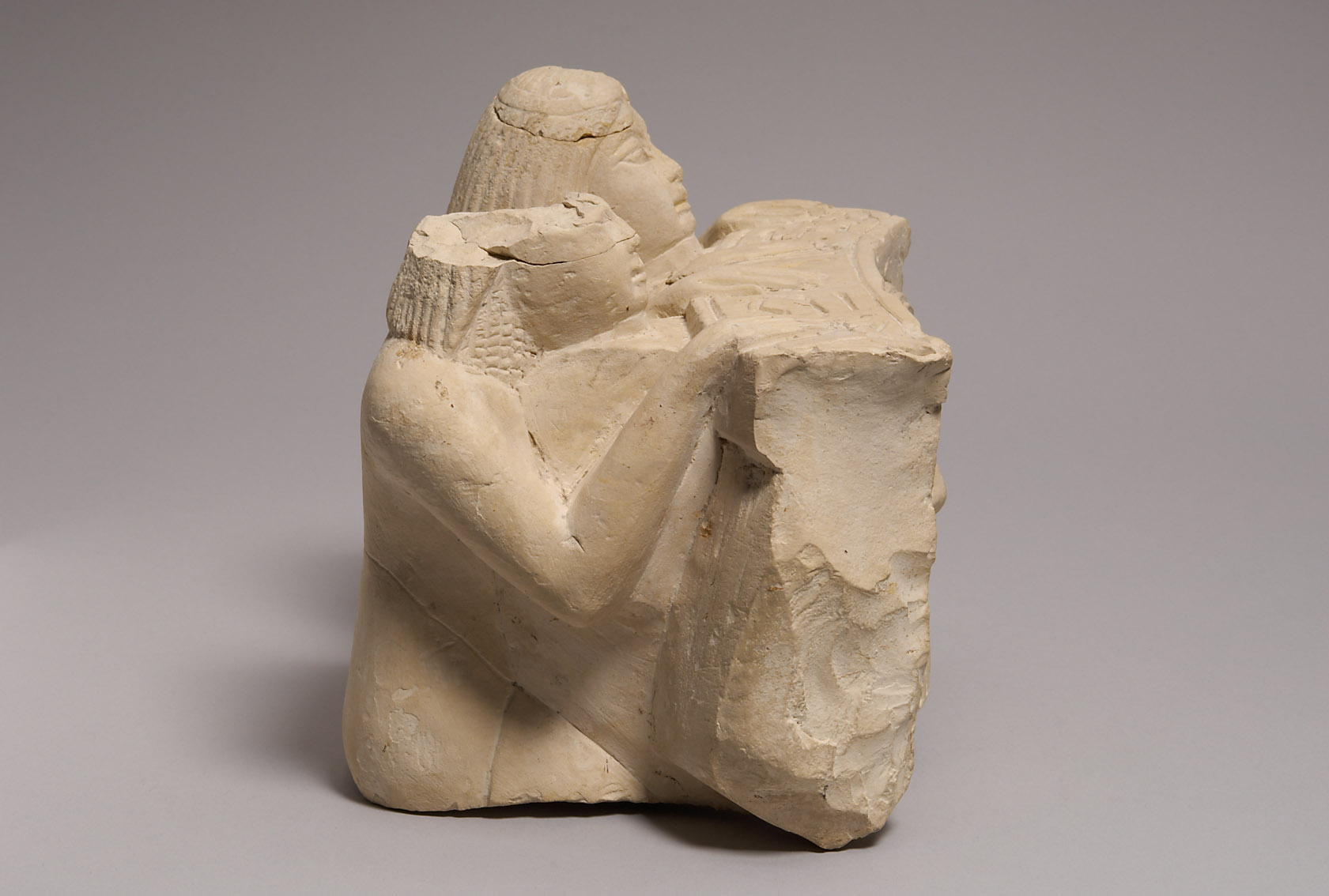 Fragment eines Hathorbeckens mit zwei Stifterfiguren