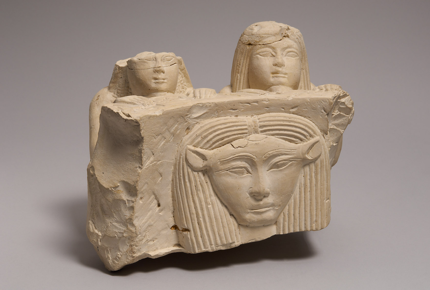 Fragment eines Hathorbeckens mit zwei Stifterfiguren