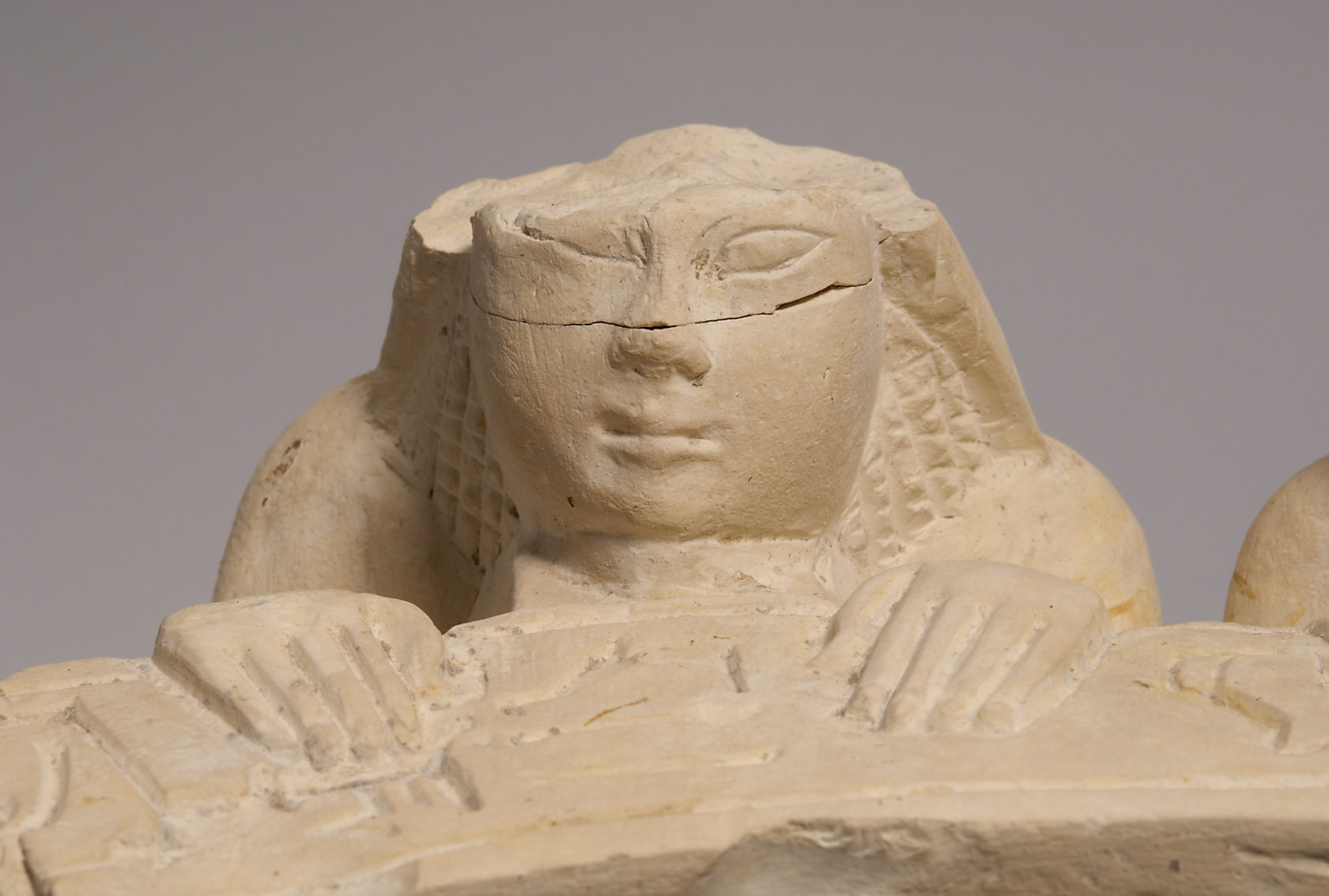 Fragment eines Hathorbeckens mit zwei Stifterfiguren