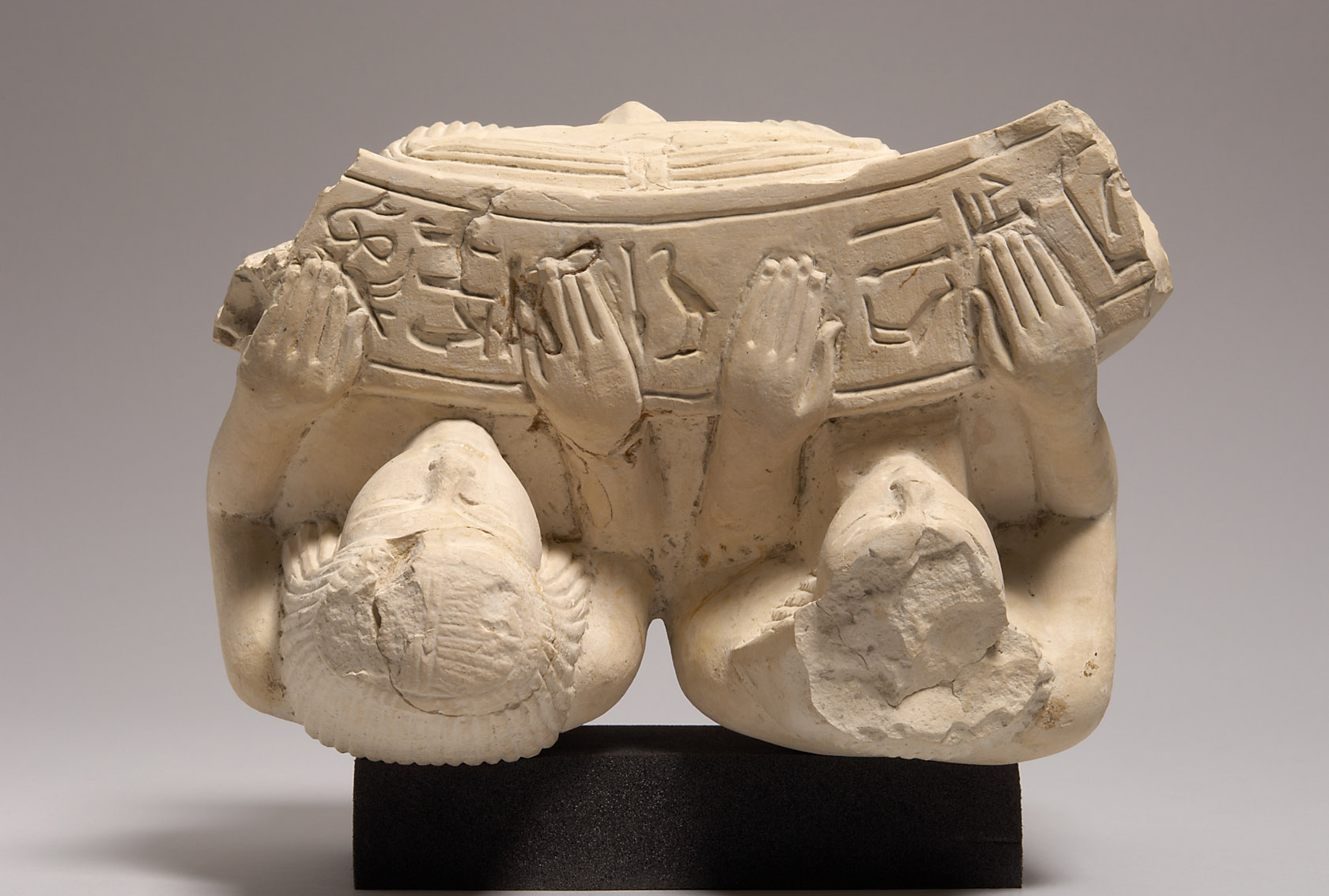 Fragment eines Hathorbeckens mit zwei Stifterfiguren