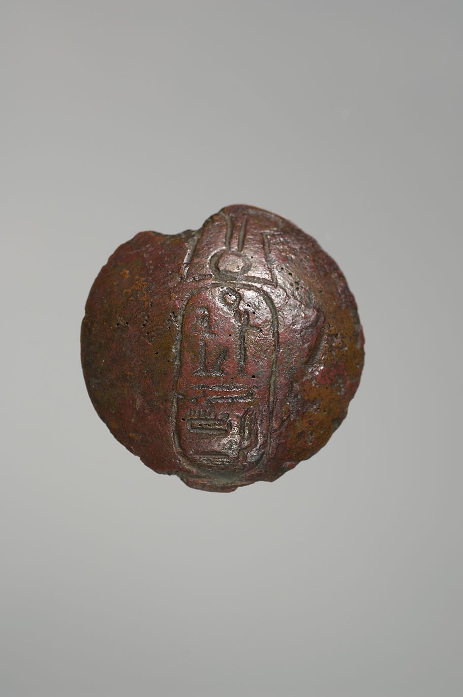 Bronzefragment (von Kelch?) mit Kartusche Ramses' III.
