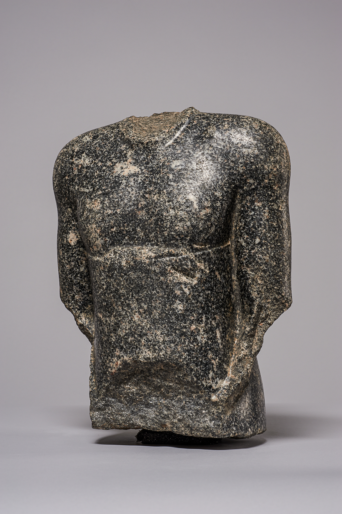 Torso einer stehenden (naophoren) Statue des Tsai-an-em-her-imu