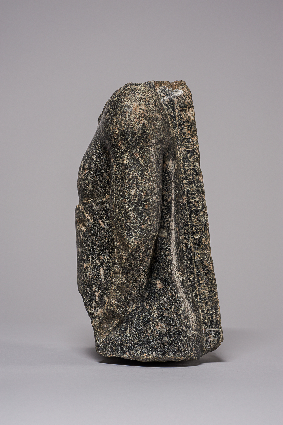 Torso einer stehenden (naophoren) Statue des Tsai-an-em-her-imu