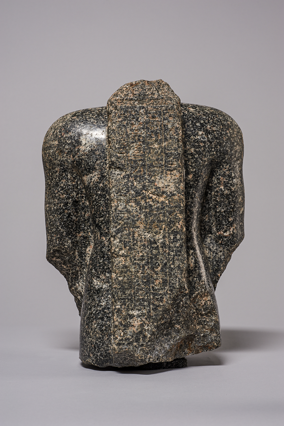 Torso einer stehenden (naophoren) Statue des Tsai-an-em-her-imu