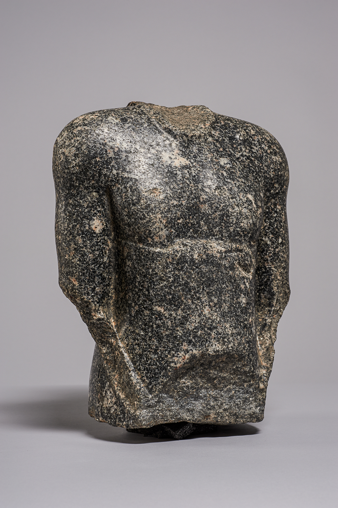 Torso einer stehenden (naophoren) Statue des Tsai-an-em-her-imu