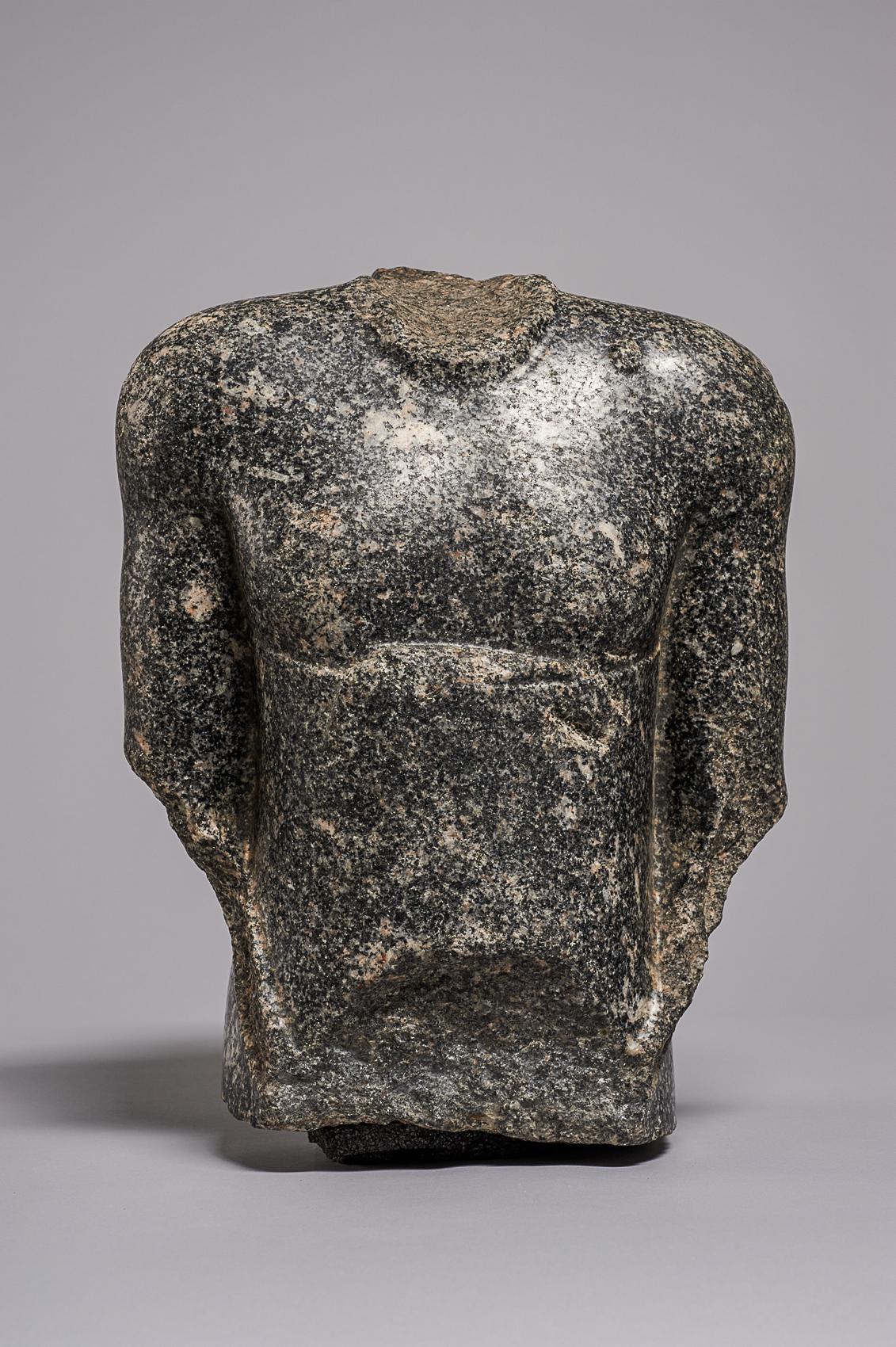 Torso einer stehenden (naophoren) Statue des Tsai-an-em-her-imu
