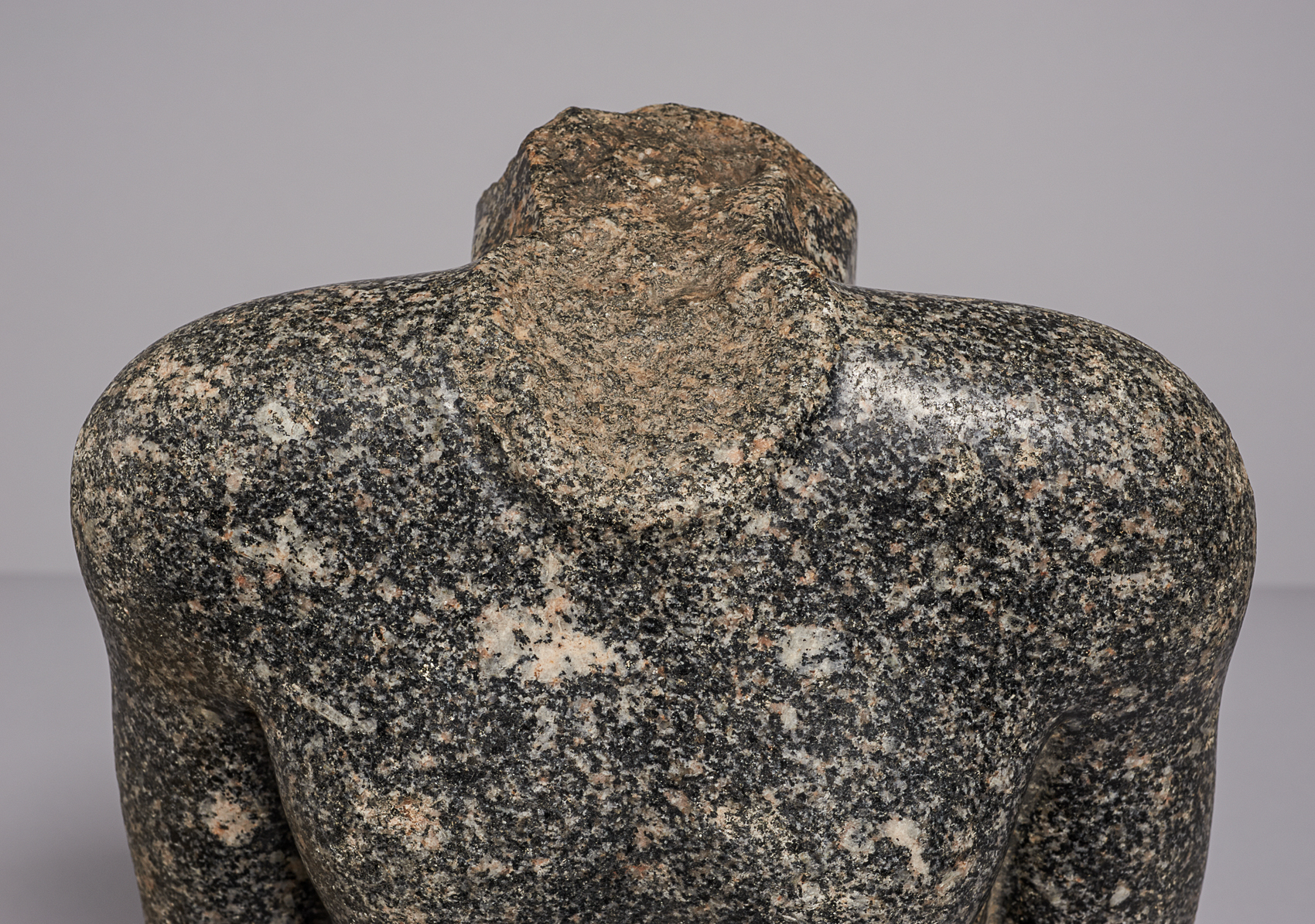 Torso einer stehenden (naophoren) Statue des Tsai-an-em-her-imu
