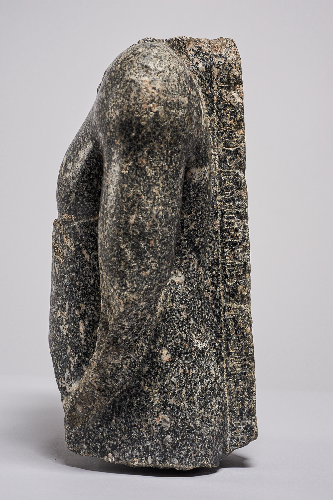Torso einer stehenden (naophoren) Statue des Tsai-an-em-her-imu