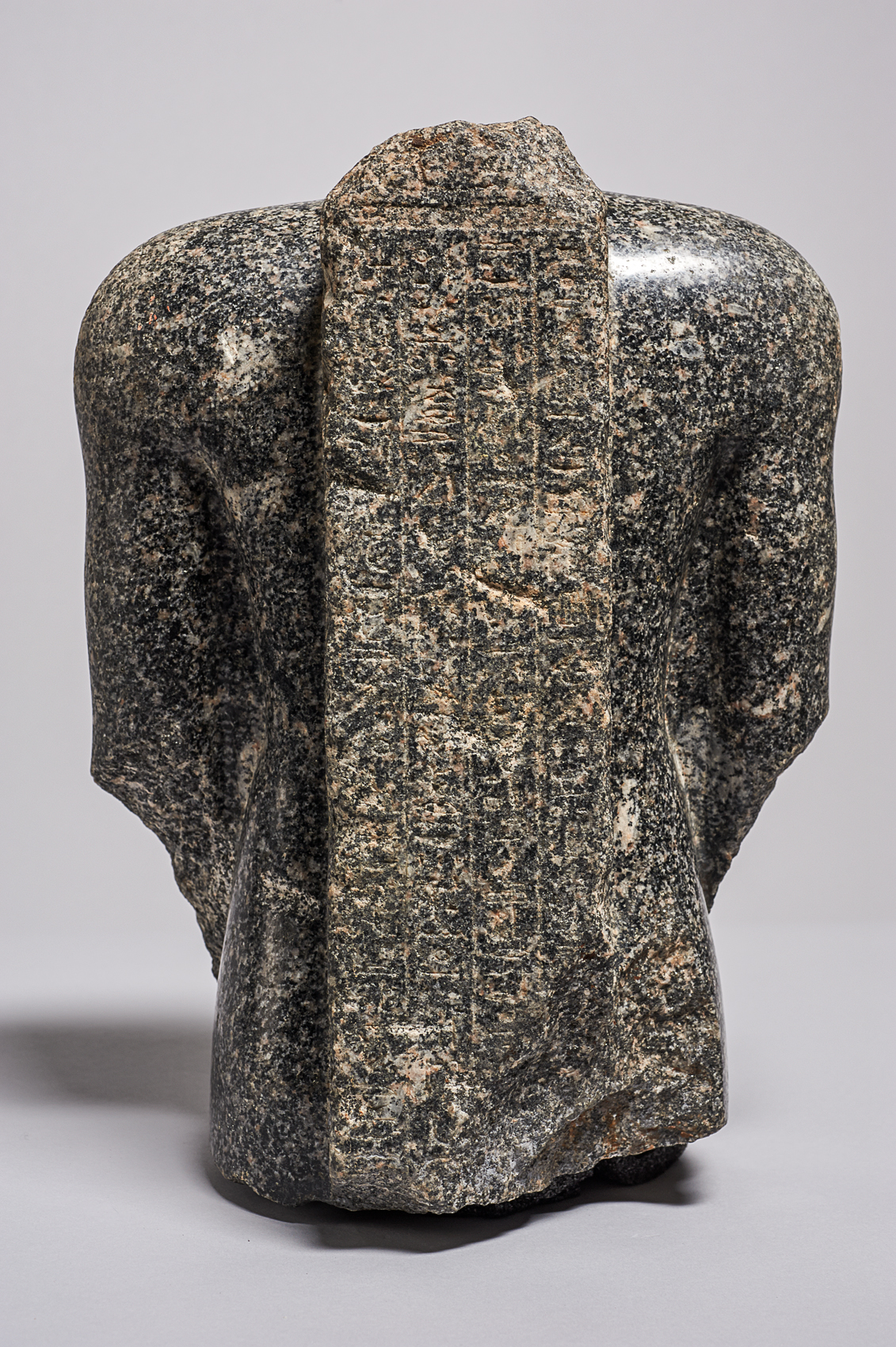 Torso einer stehenden (naophoren) Statue des Tsai-an-em-her-imu