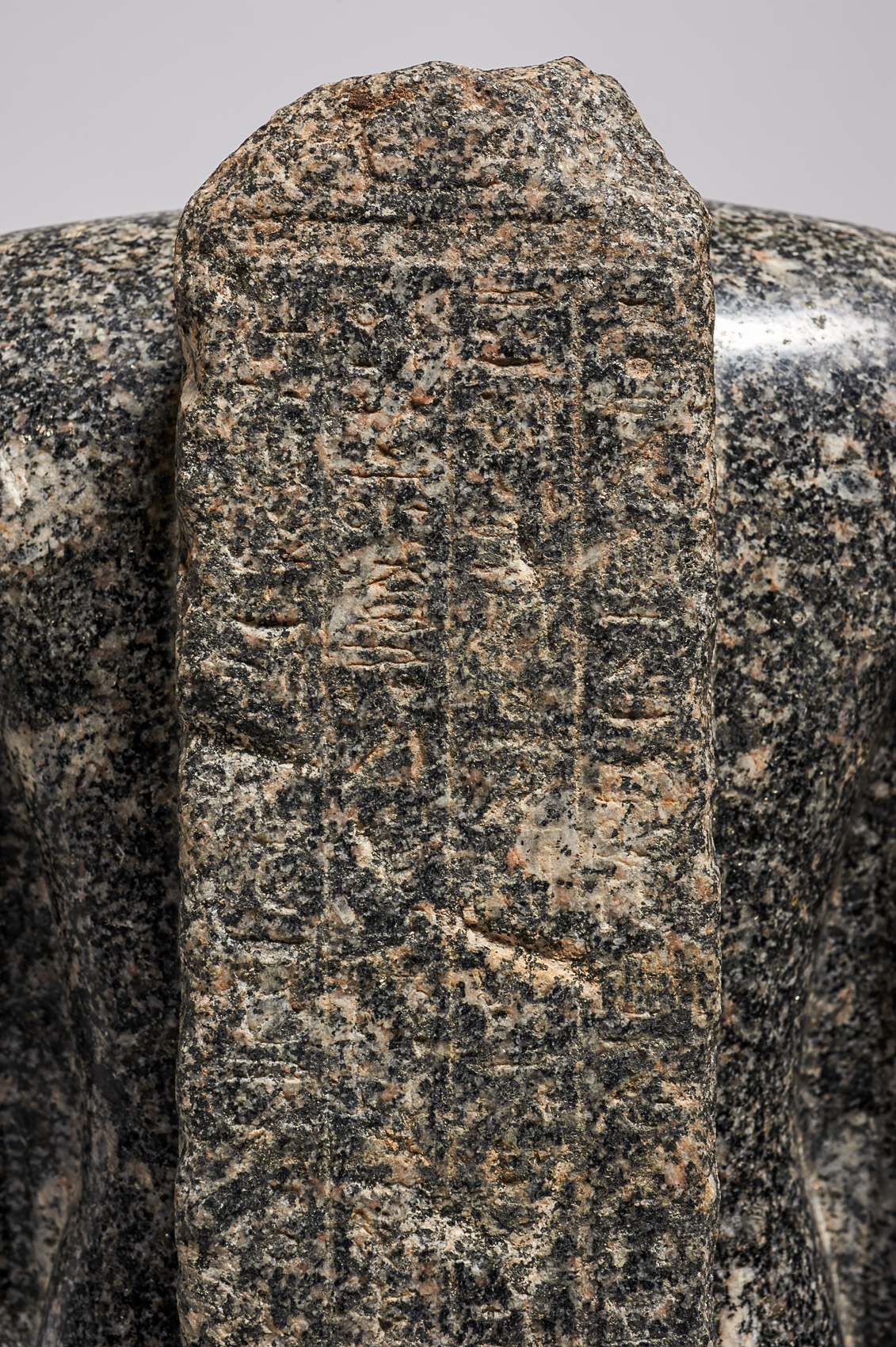 Torso einer stehenden (naophoren) Statue des Tsai-an-em-her-imu
