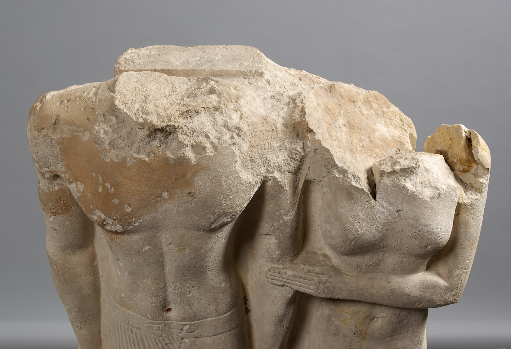Gruppenstandbild des Pehen-ptah und seiner Mutter Imen-djefa-es