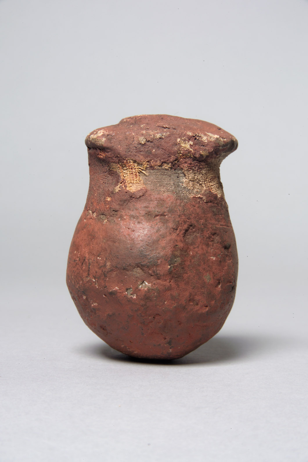 Kleine Vase mit gesiegeltem Schlammverschluß