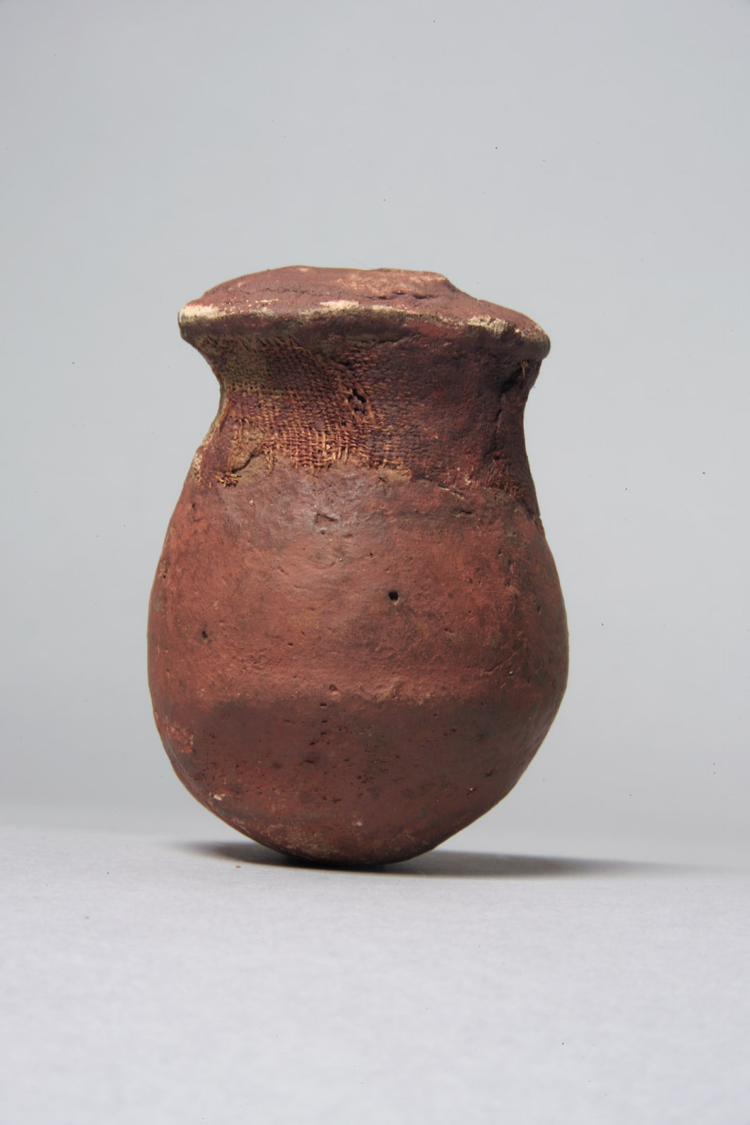 Kleine Vase mit gesiegeltem Schlammverschluß