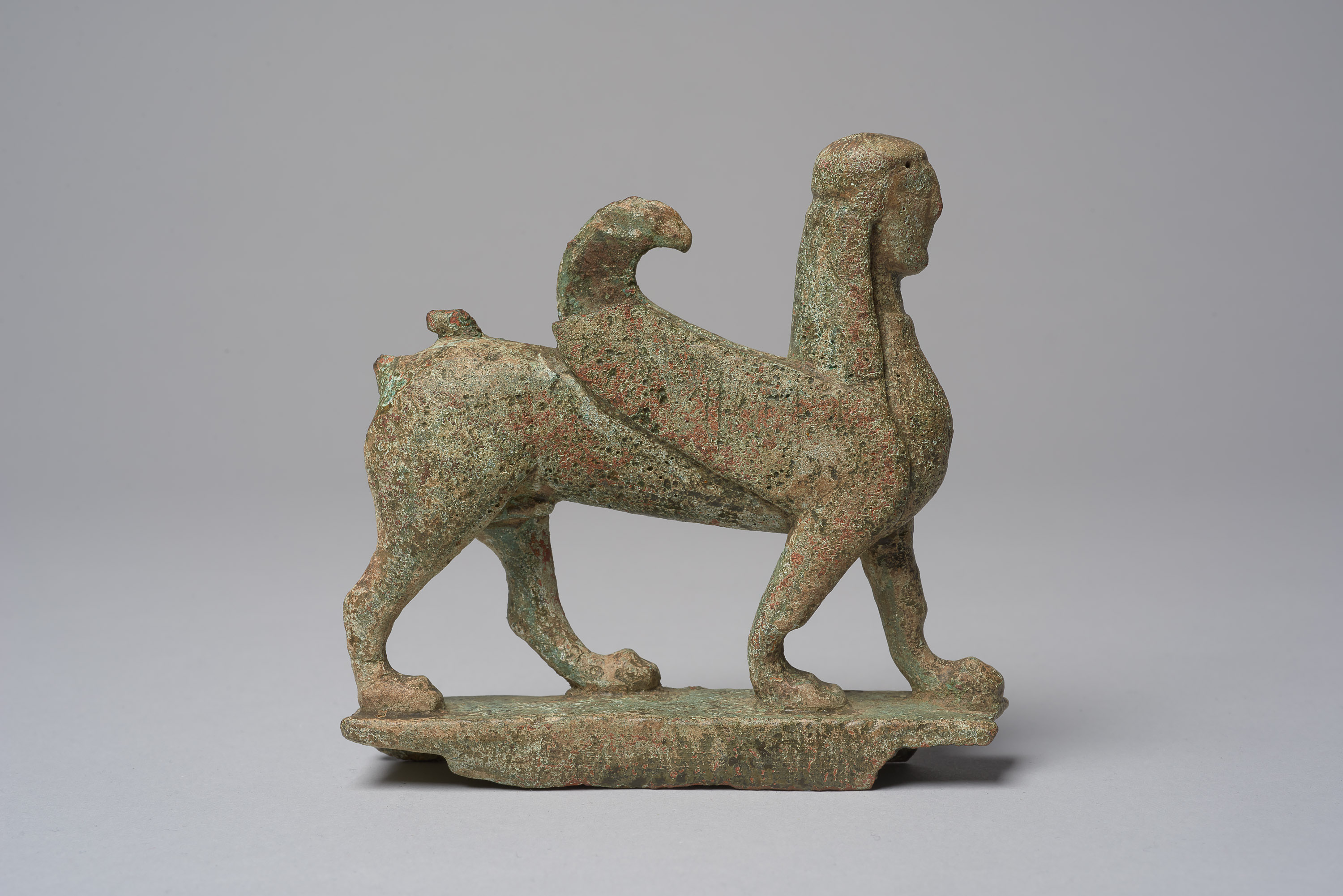 Figur eines geflügelten schreitenden Sphinx