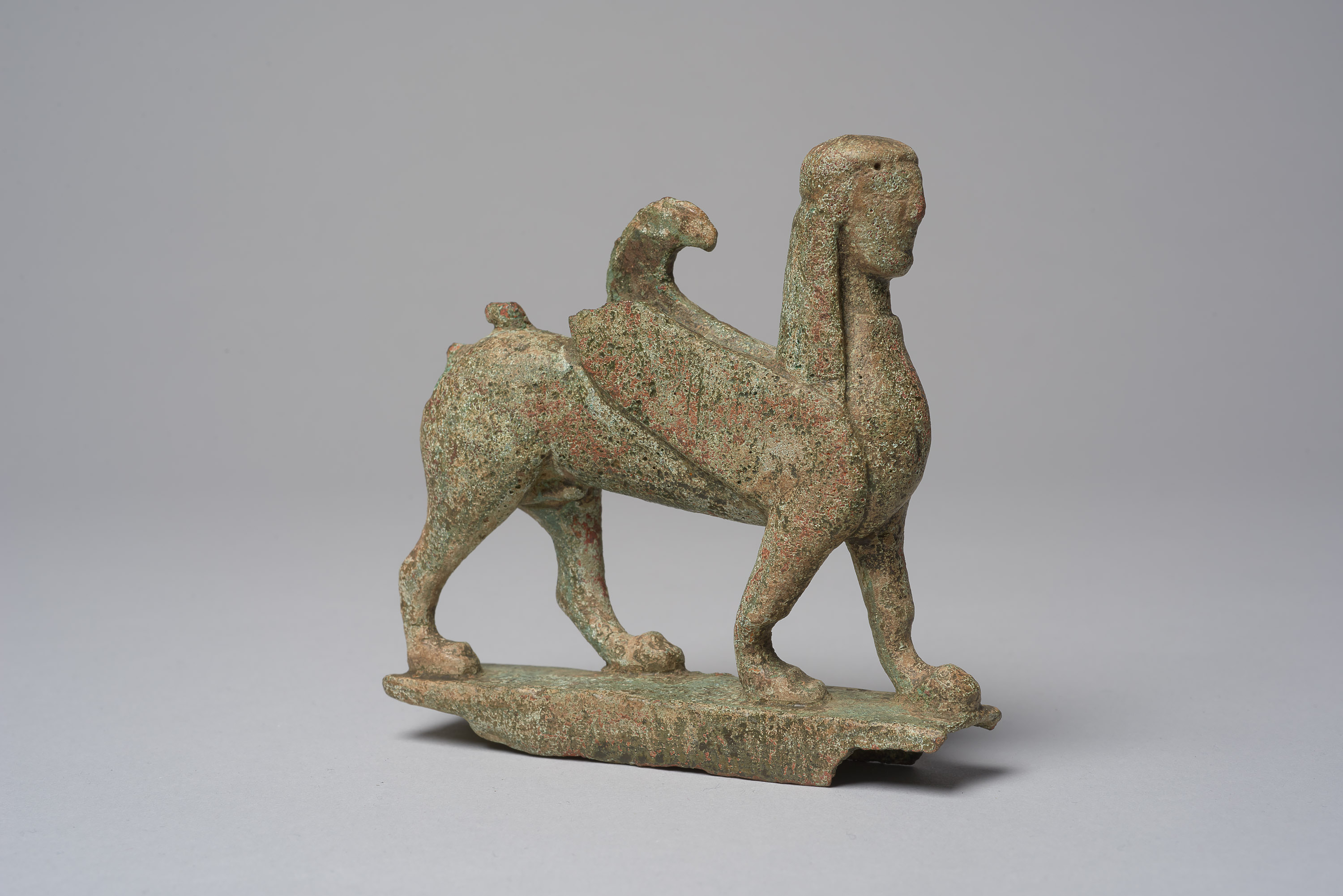 Figur eines geflügelten schreitenden Sphinx