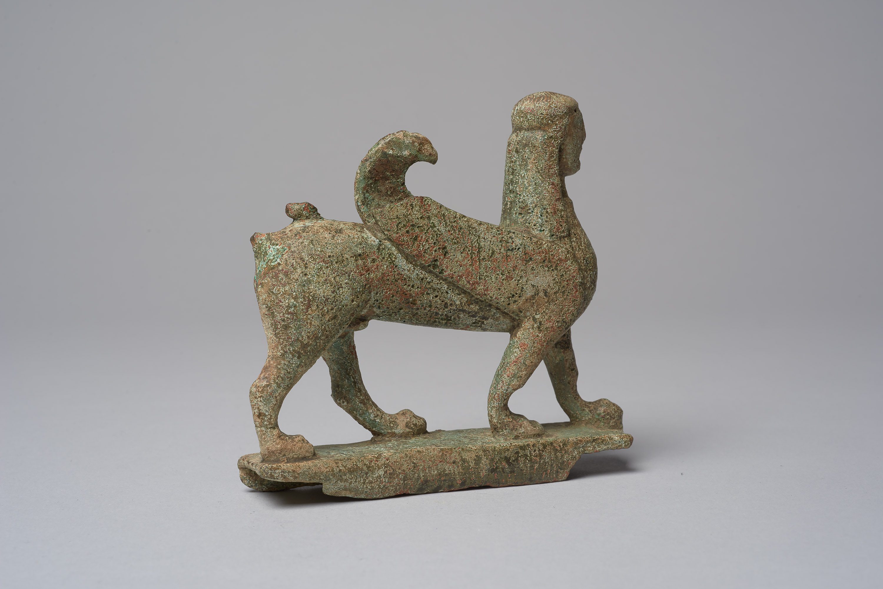 Figur eines geflügelten schreitenden Sphinx