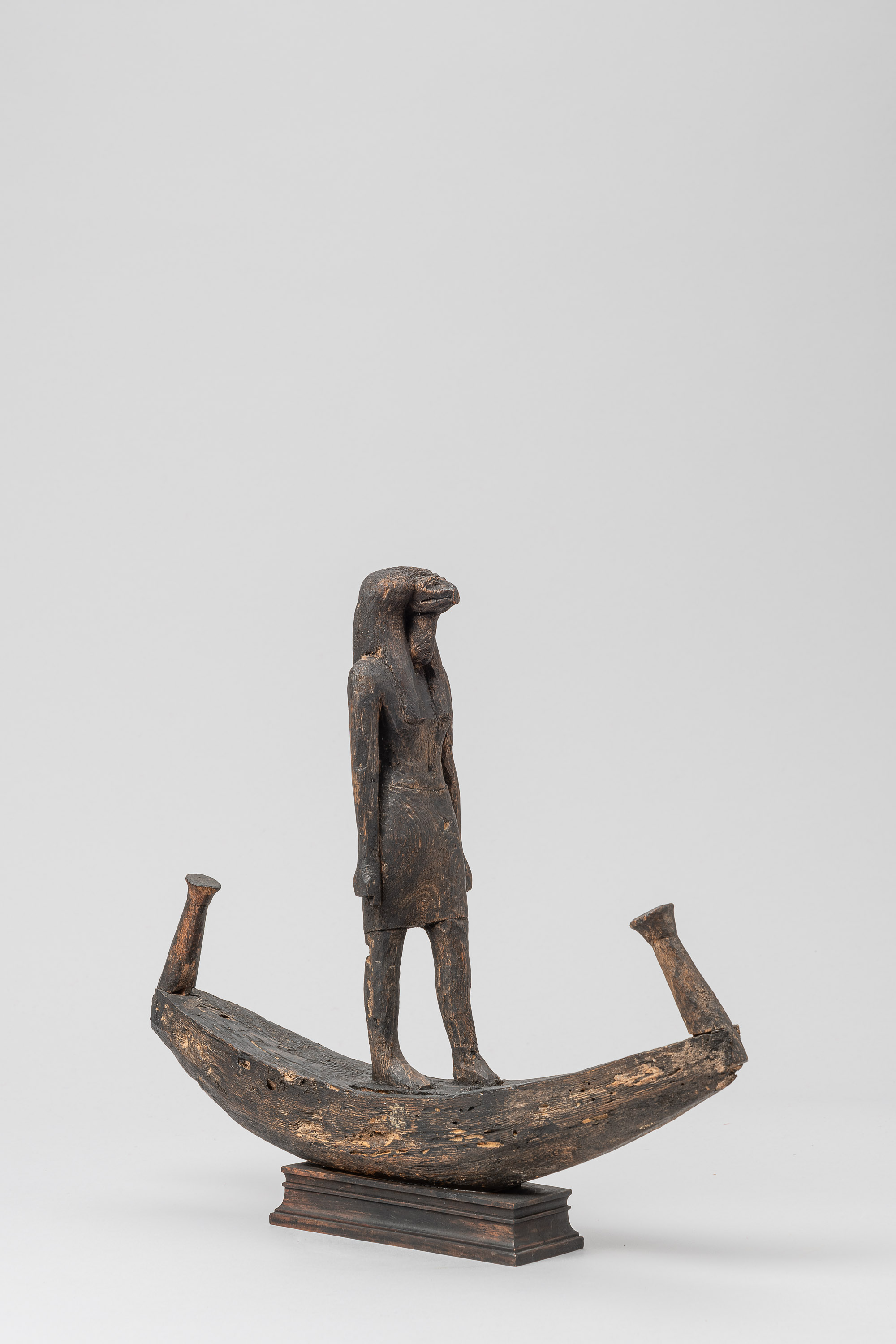 Figur des ibisköpfigen Gottes Thot, in einer Barke stehend