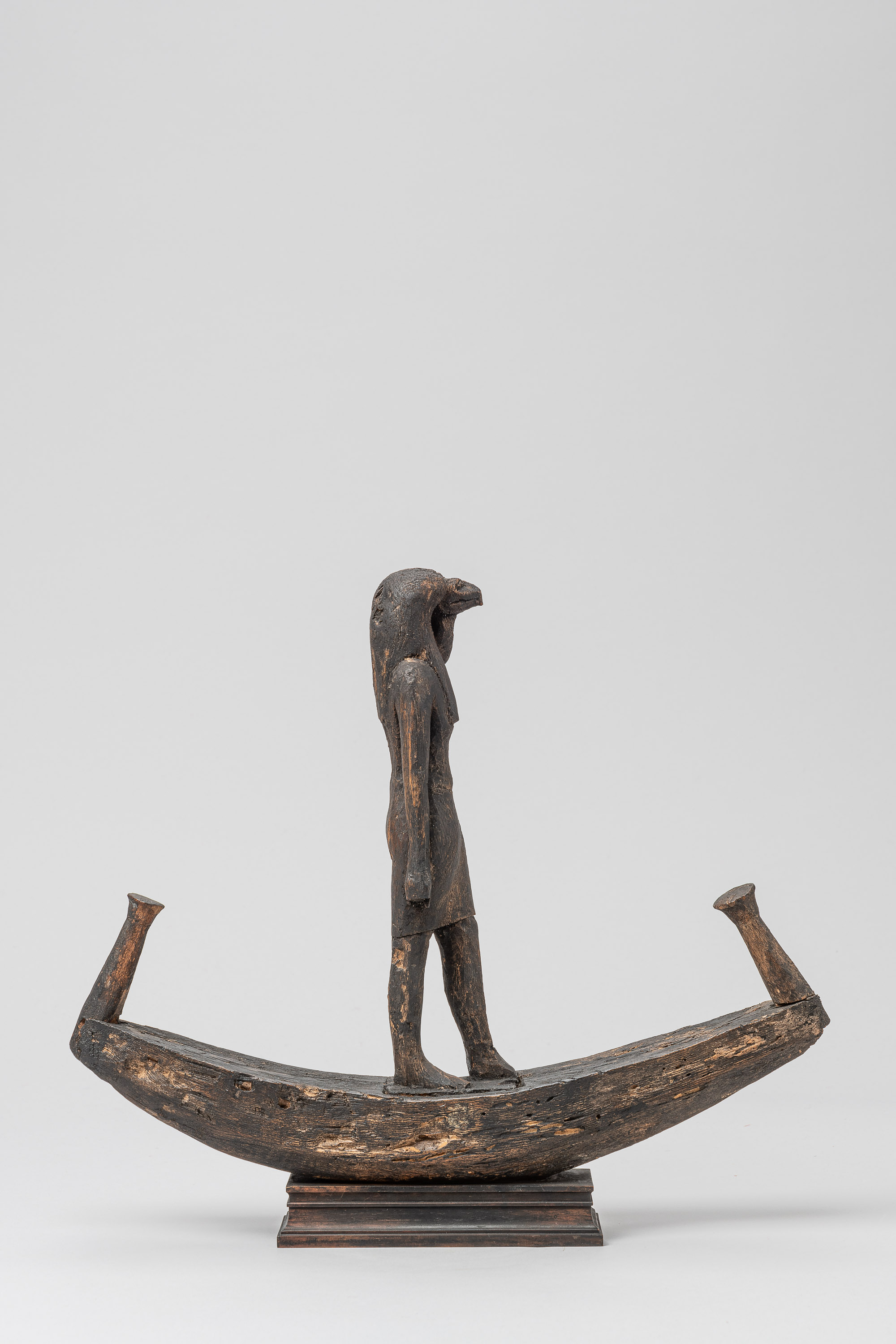 Figur des ibisköpfigen Gottes Thot, in einer Barke stehend