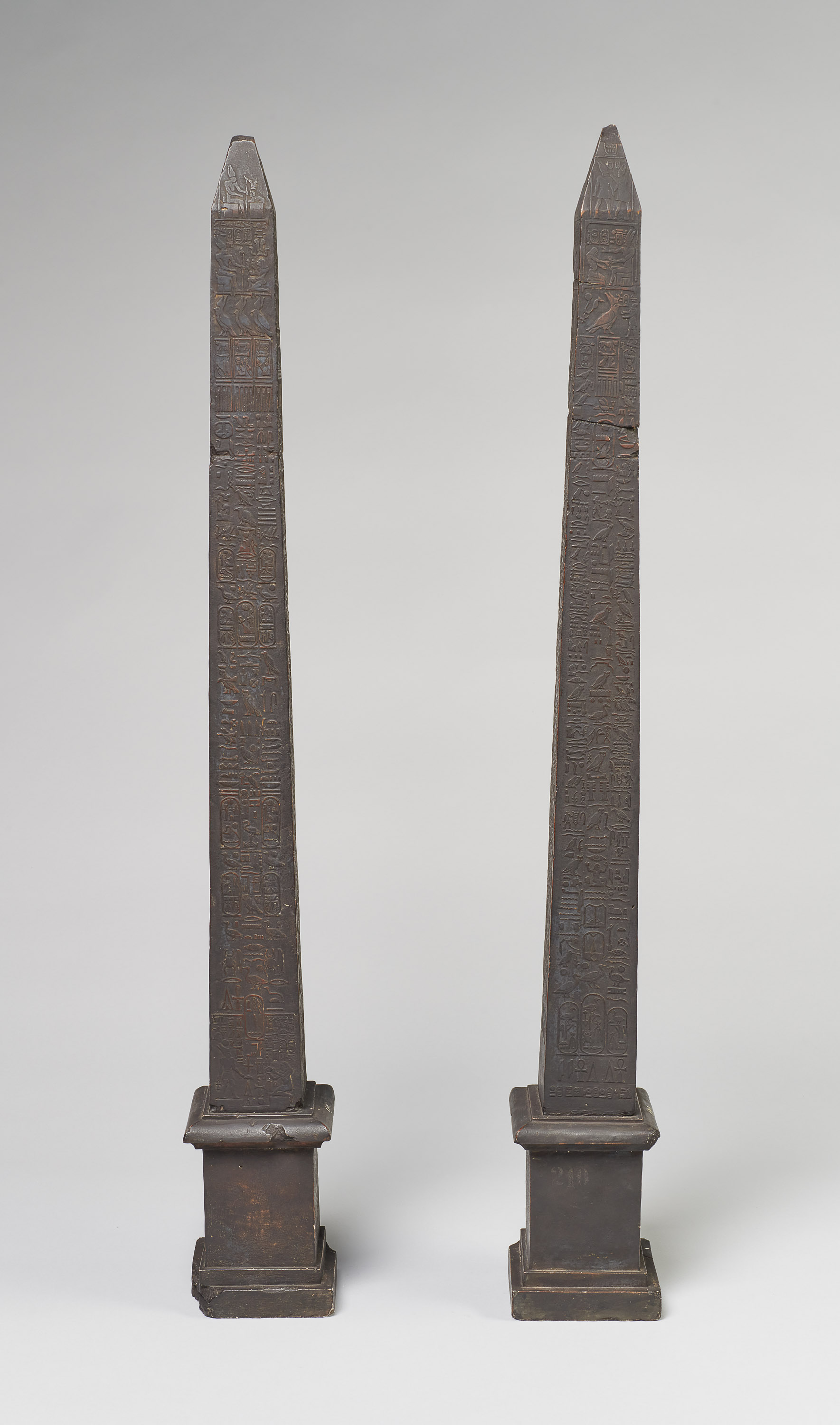 Miniaturnachbildung eines Obelisken von Sethos I. und Ramses II. aus Heliopolis
