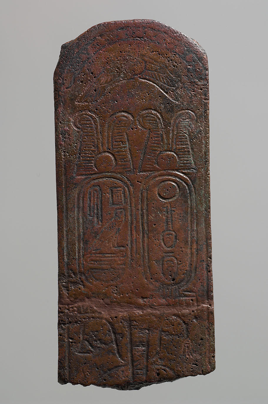 Fragmentierte Plakette mit dem Namen Psammetich II.