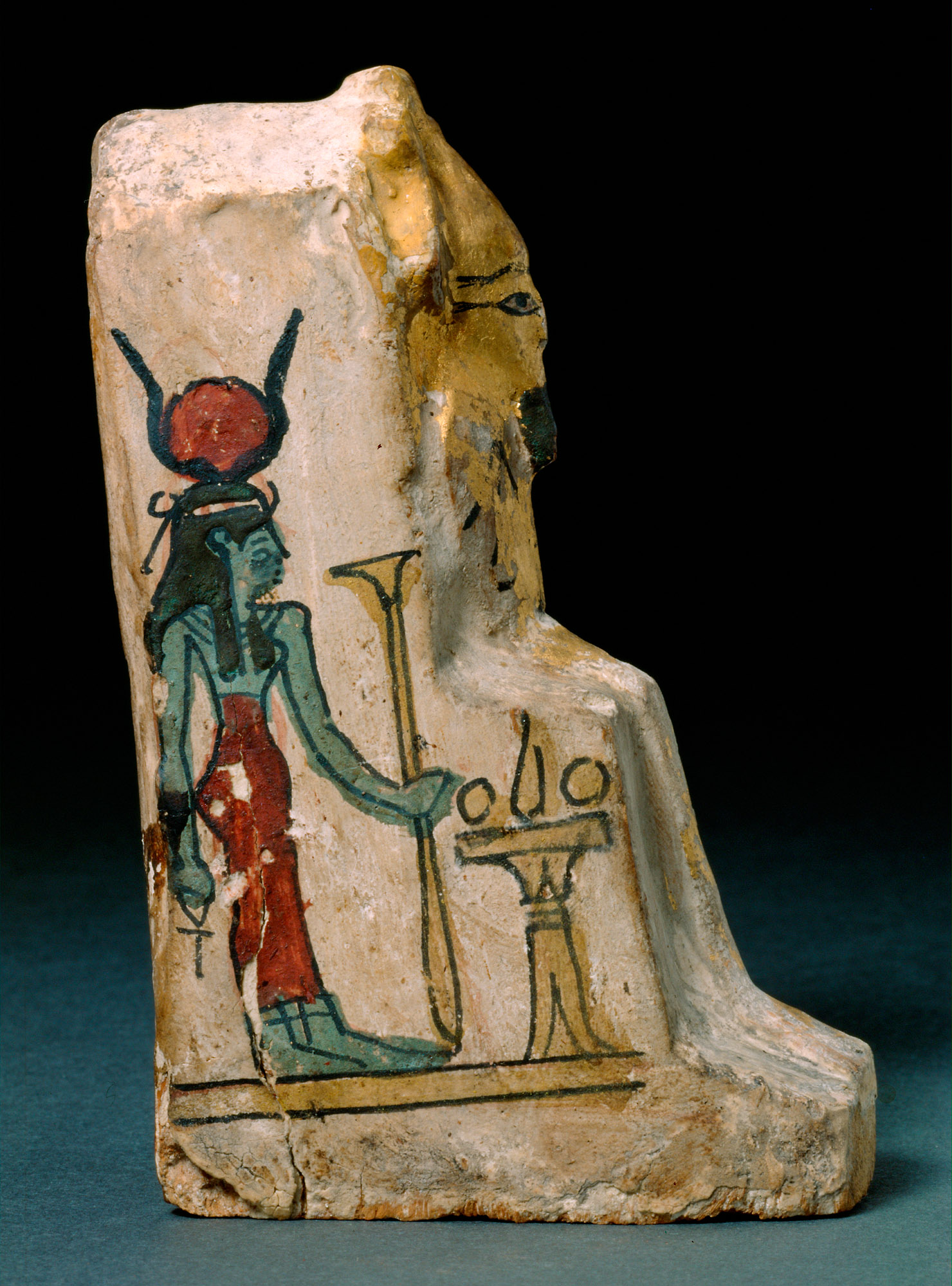 Obeliskenförmiger Behälter mit Osirisfigur