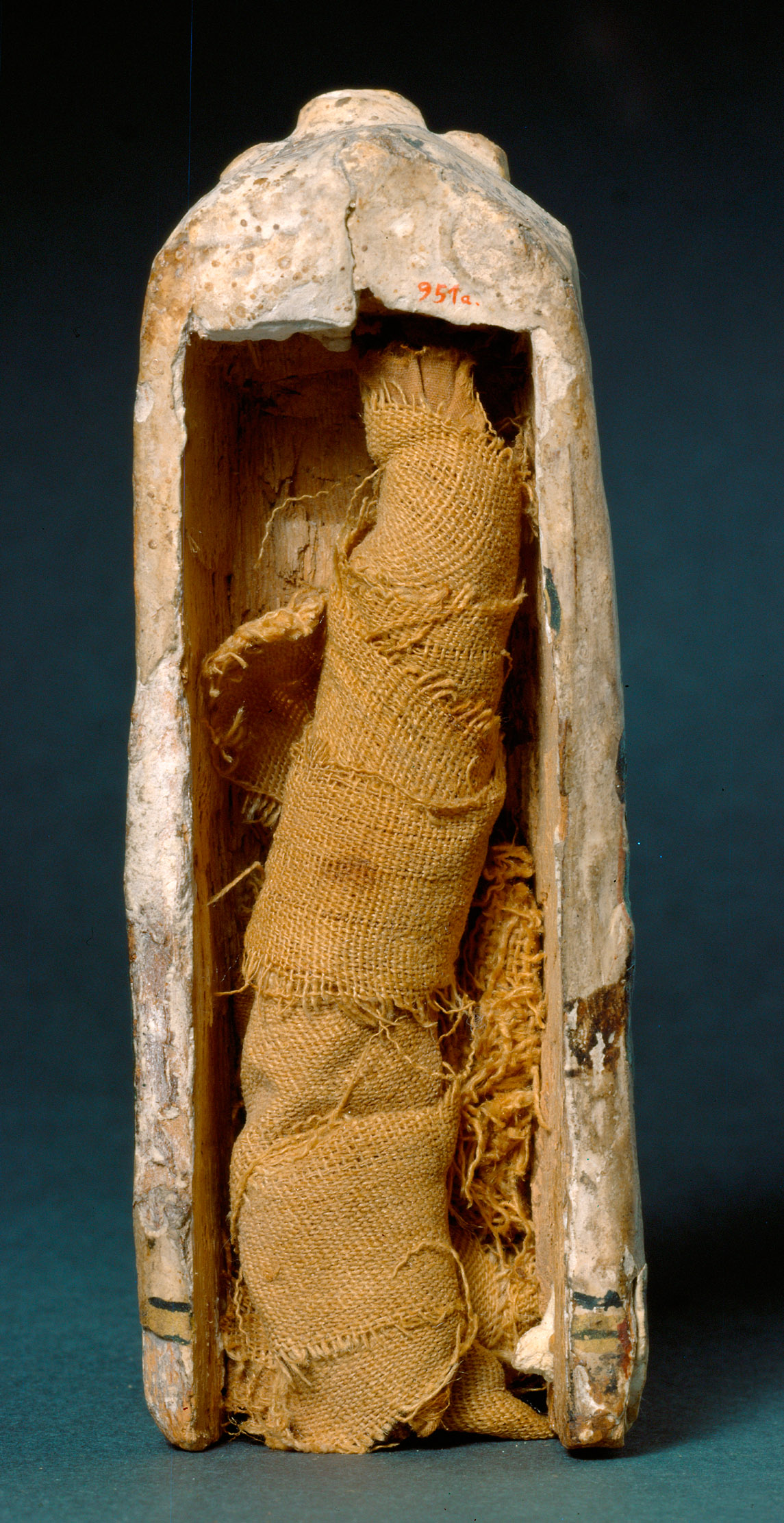 Obeliskenförmiger Behälter mit Osirisfigur