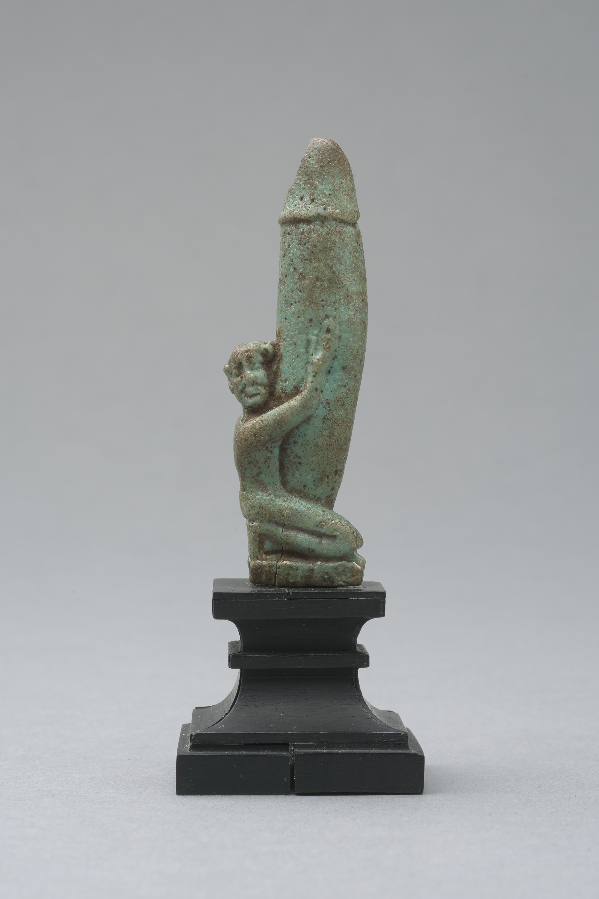 Figur eines knienden, nackten Mannes mit großem, aufgerichtetem Phallus