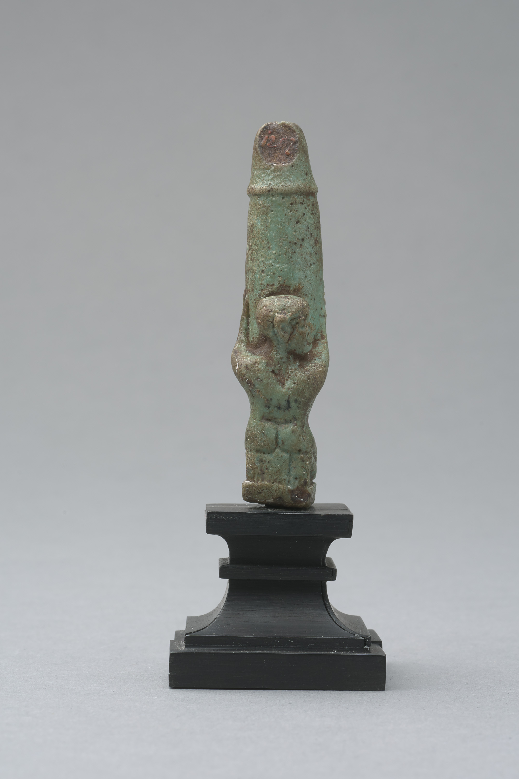 Figur eines knienden, nackten Mannes mit großem, aufgerichtetem Phallus