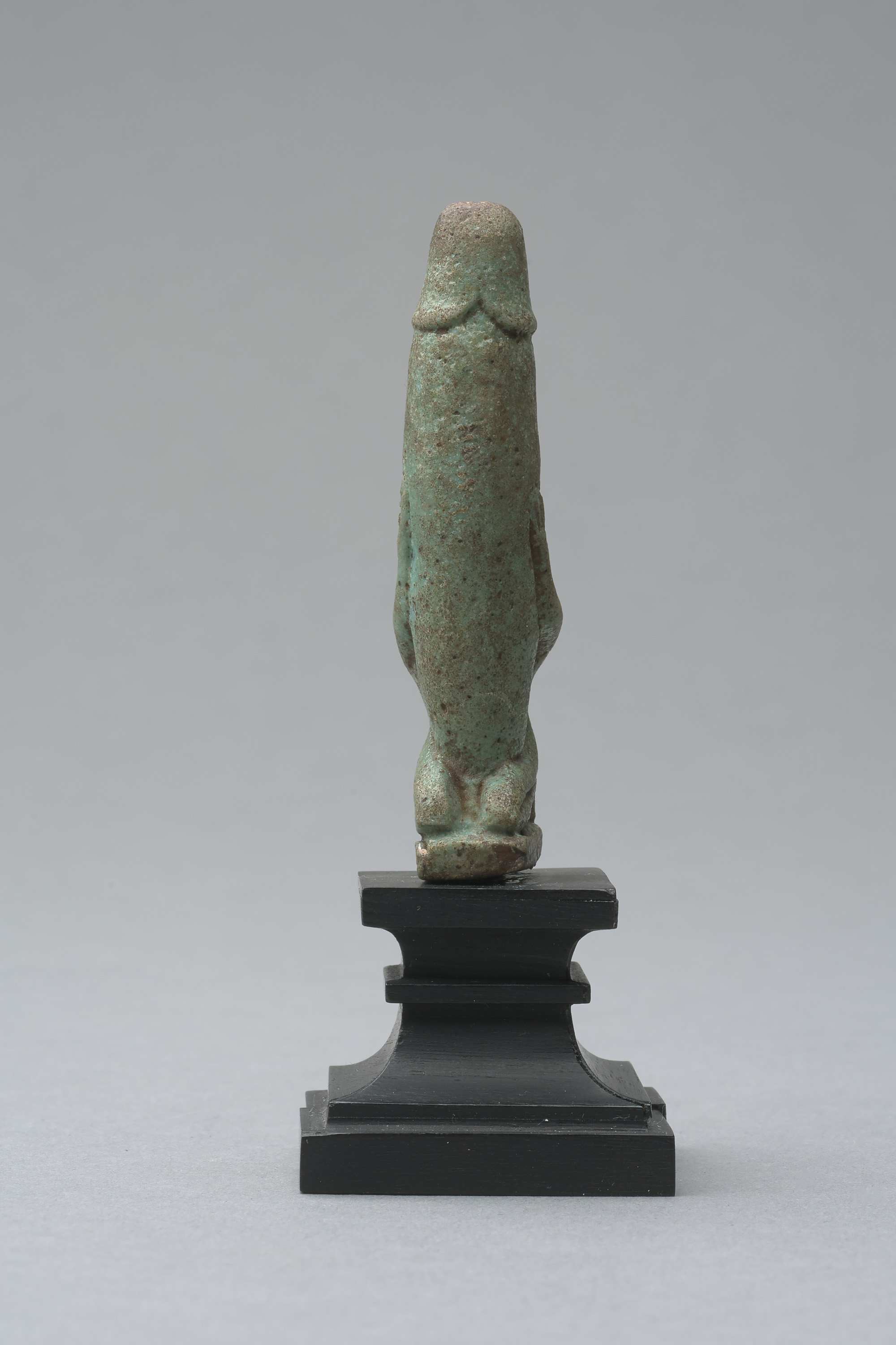 Figur eines knienden, nackten Mannes mit großem, aufgerichtetem Phallus