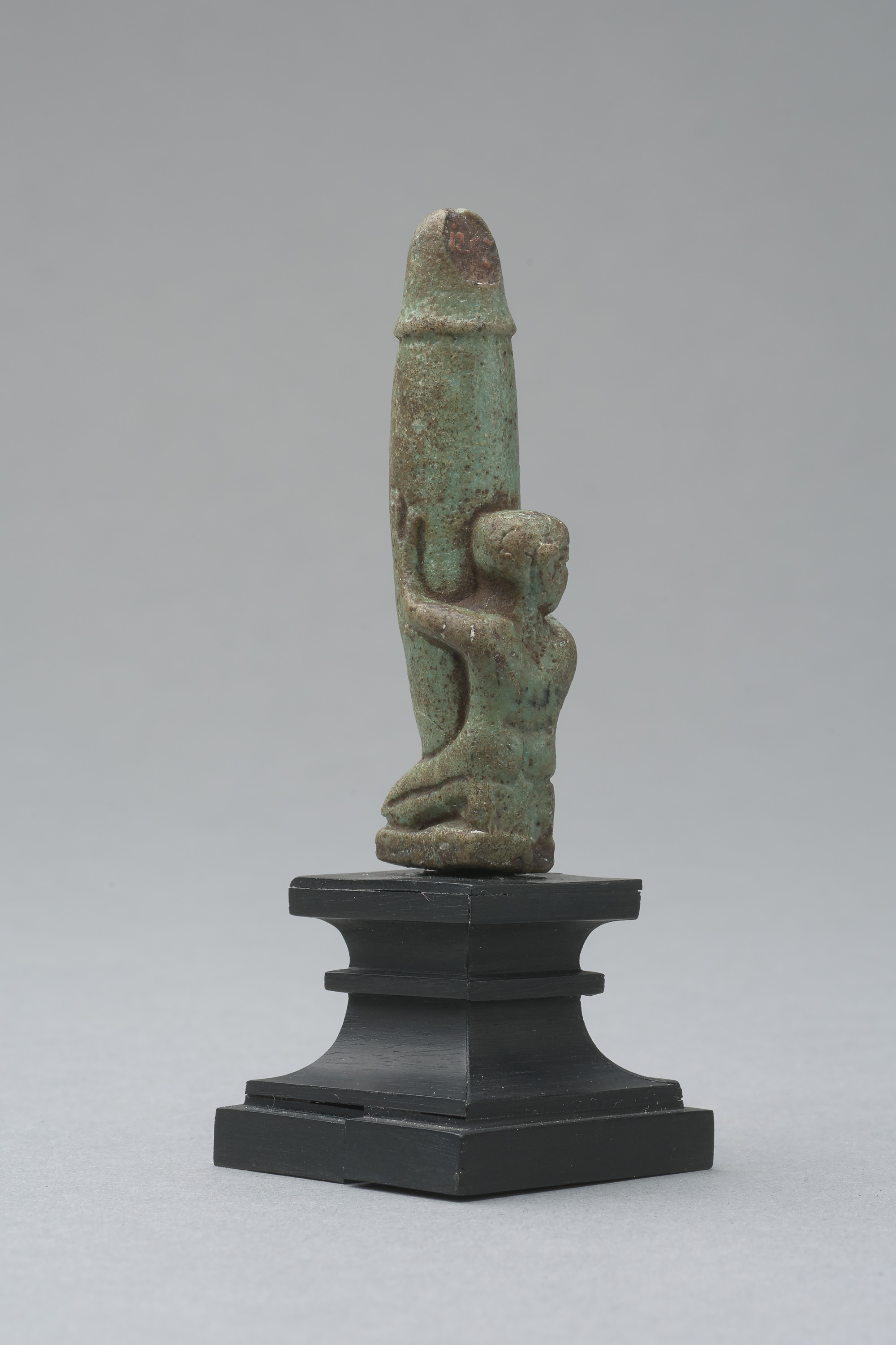 Figur eines knienden, nackten Mannes mit großem, aufgerichtetem Phallus