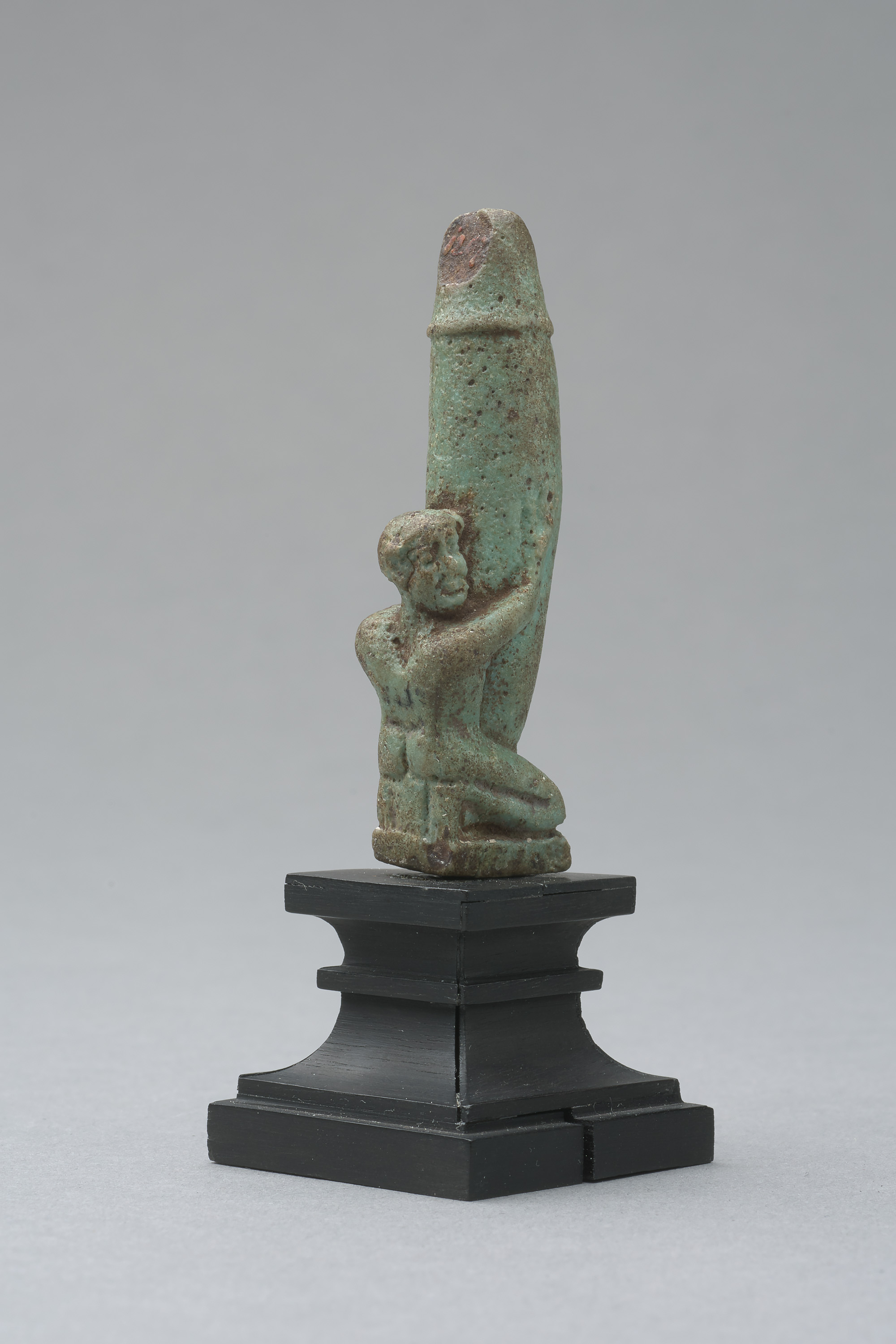 Figur eines knienden, nackten Mannes mit großem, aufgerichtetem Phallus