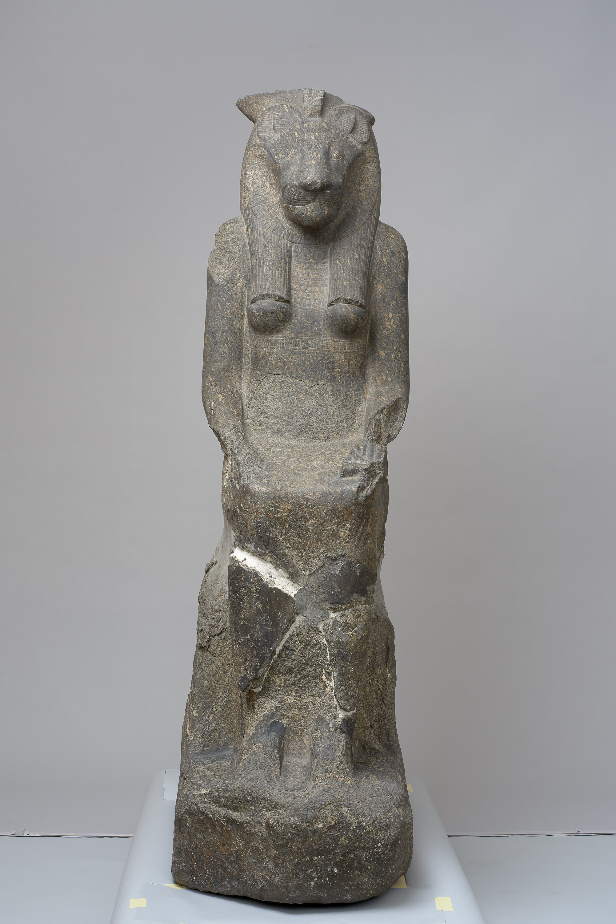 Sitzstatue der Göttin Sachmet
