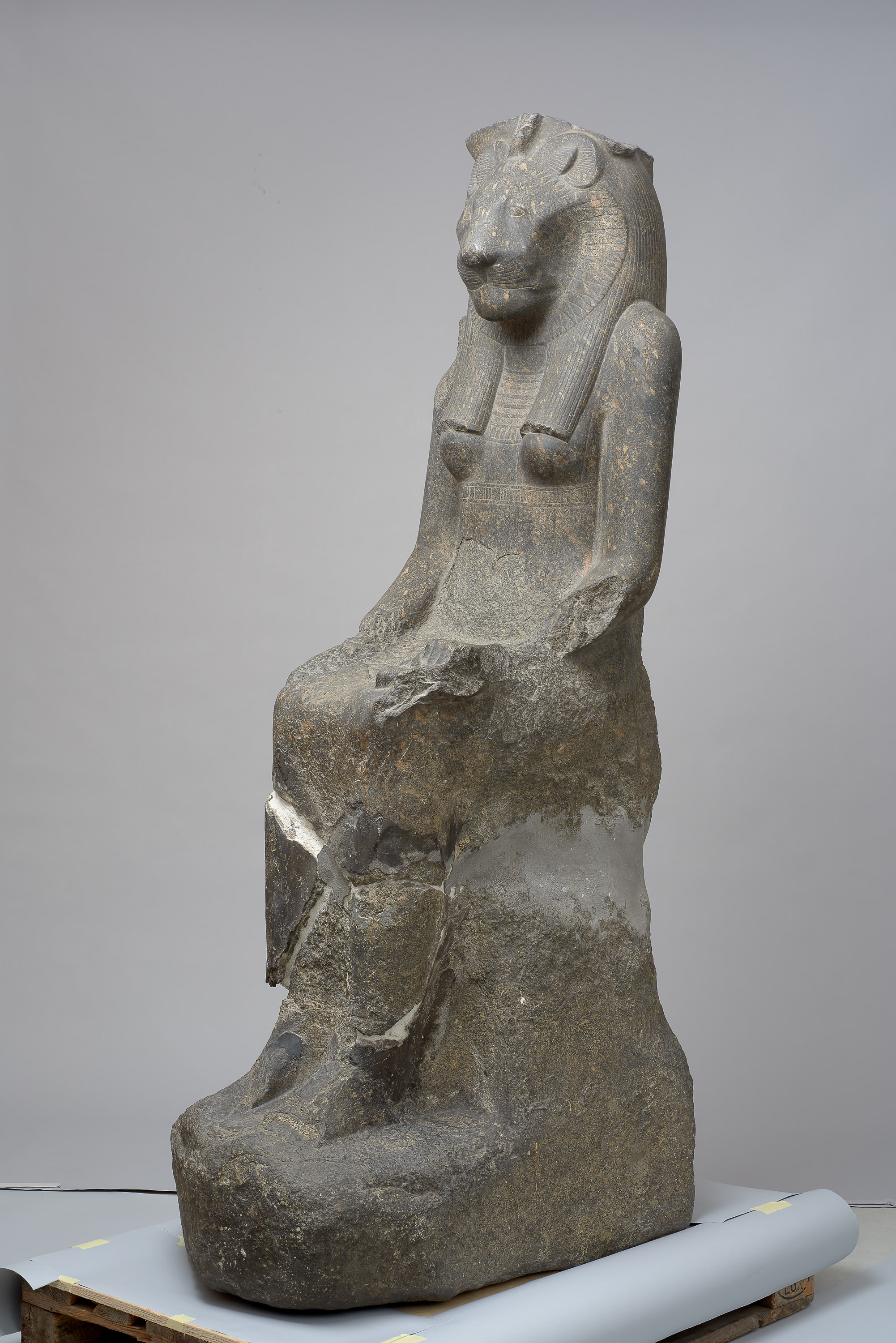 Sitzstatue der Göttin Sachmet