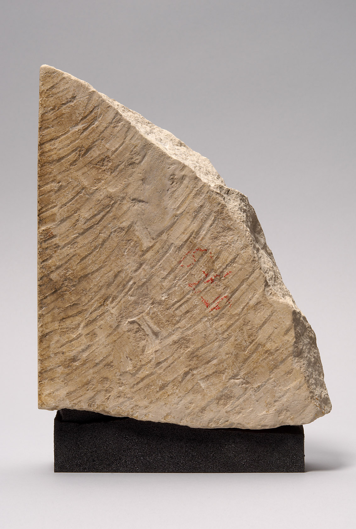 Fragmentierter Hausaltar mit Echnaton unter der Strahlensonne