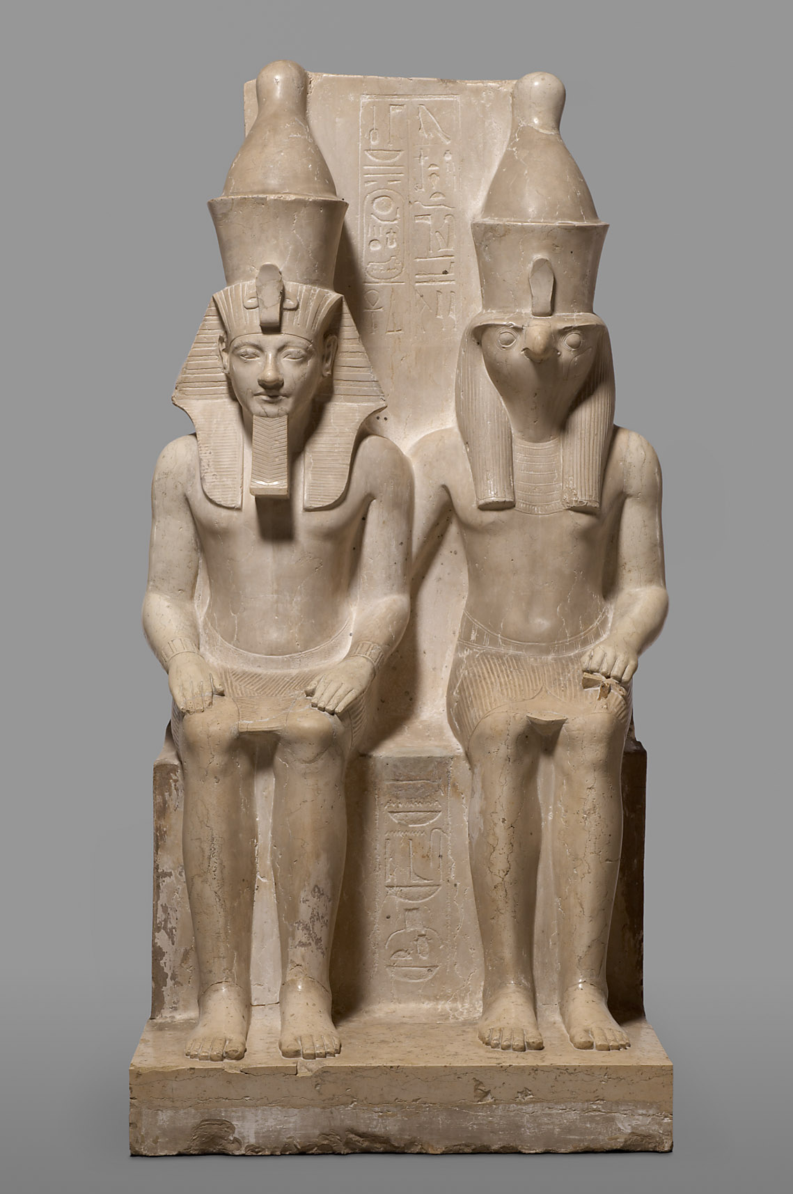 Statuengruppe des Gottes Horus und des Königs Haremhab