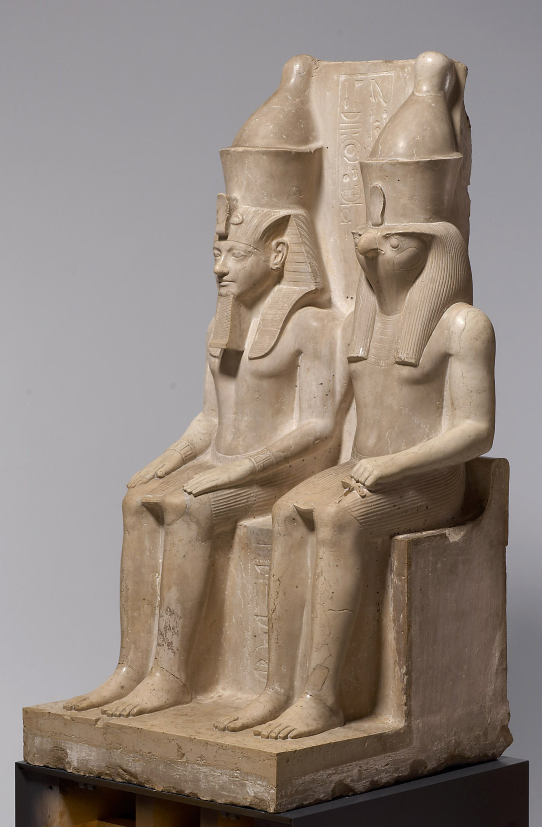 Statuengruppe des Gottes Horus und des Königs Haremhab