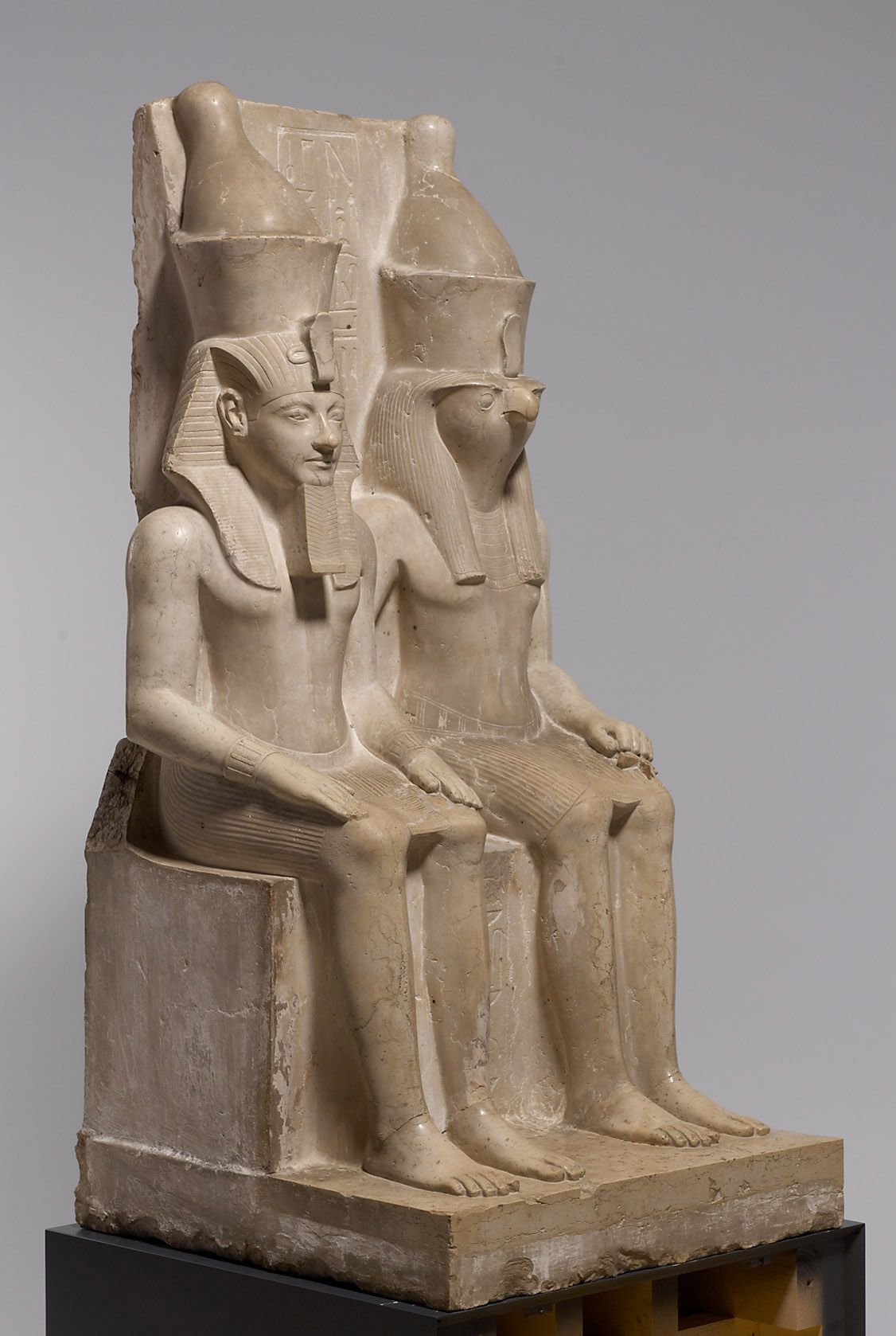 Statuengruppe des Gottes Horus und des Königs Haremhab
