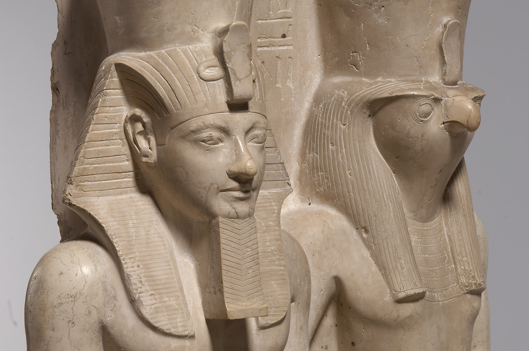 Statuengruppe des Gottes Horus und des Königs Haremhab