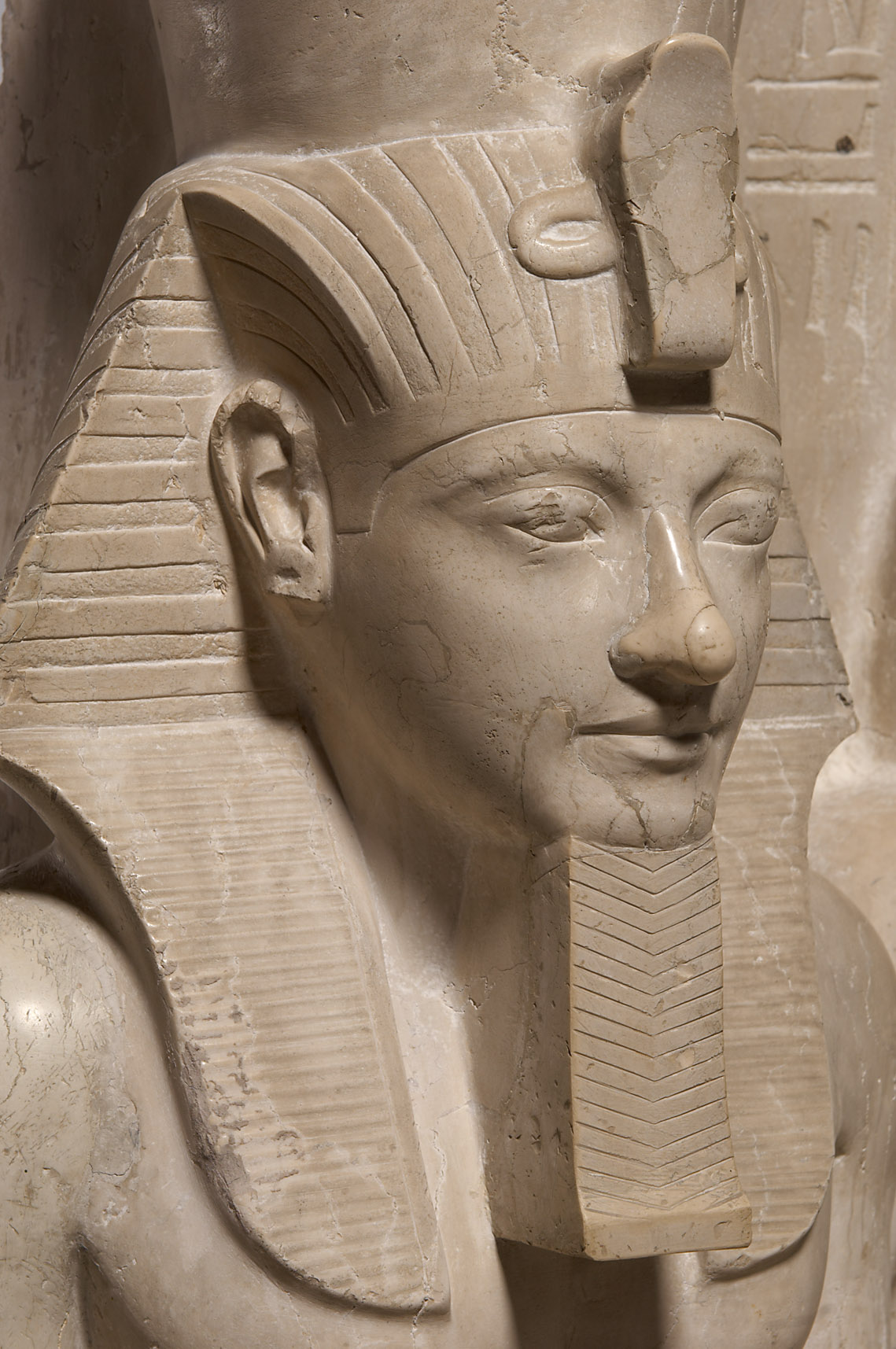 Statuengruppe des Gottes Horus und des Königs Haremhab